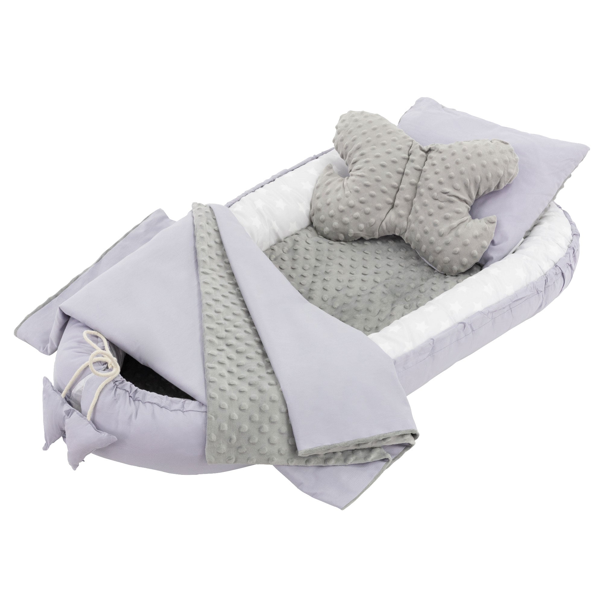 Bettwäsche-Set in Grau mit Kissen und Decke auf einem weißen Hintergrund.