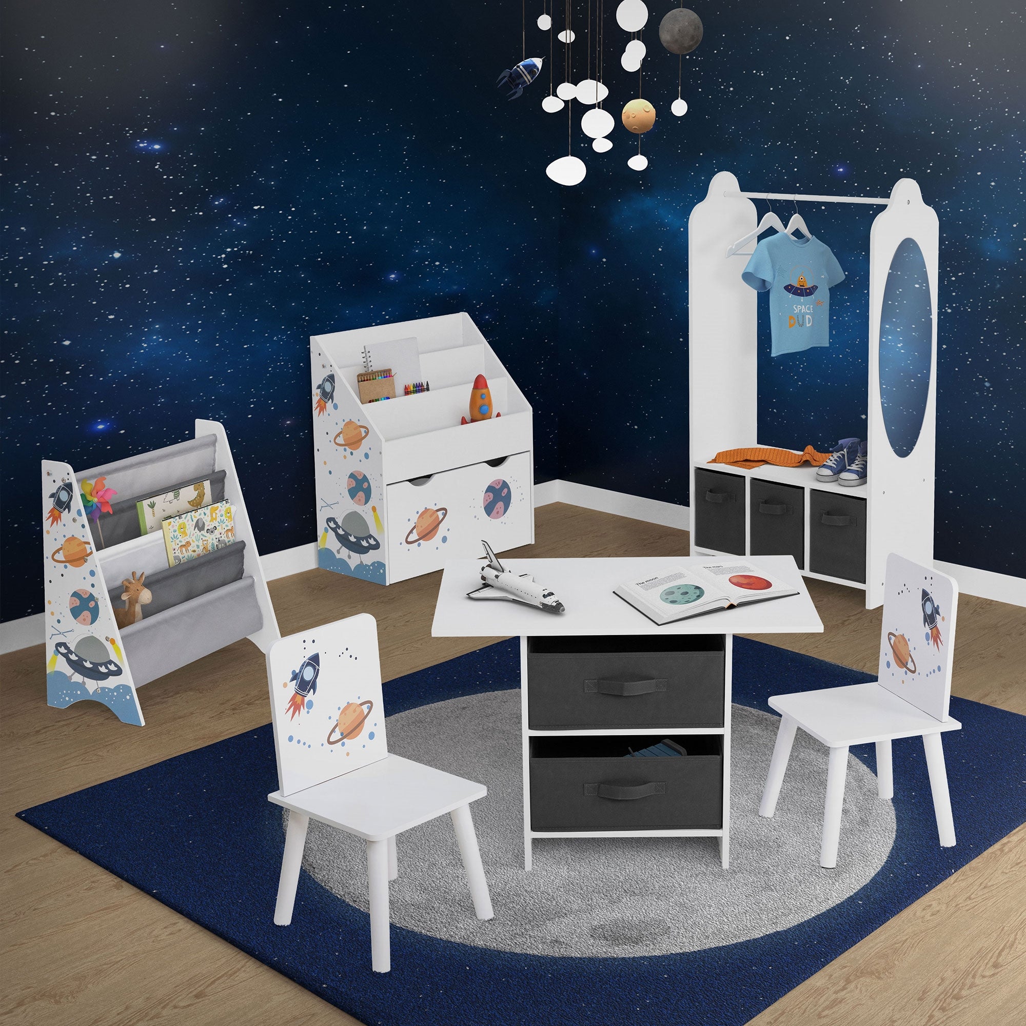 Kinderzimmer mit Möbeln, Teppich und Wanddekoration im Weltraumdesign.