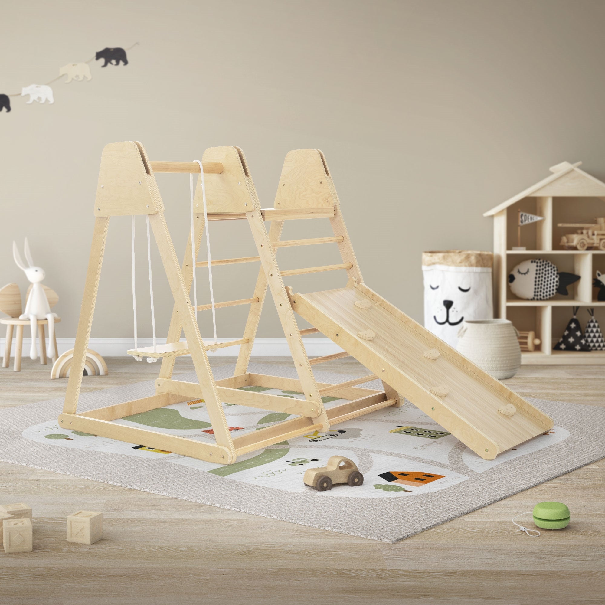 Équipement de jeu en bois avec toboggan et corde, sur un tapis de jeu coloré.