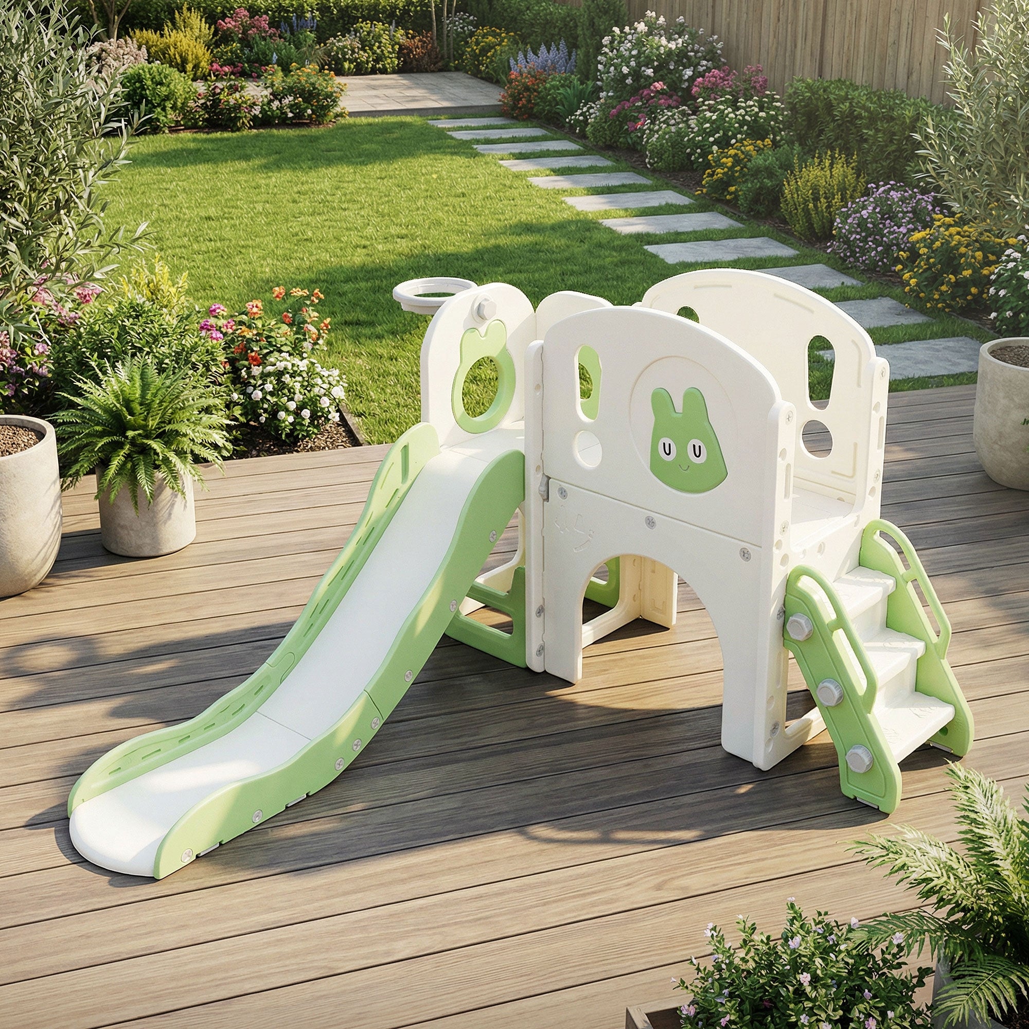 Spielturm mit Rutsche im Garten, umgeben von Pflanzen.