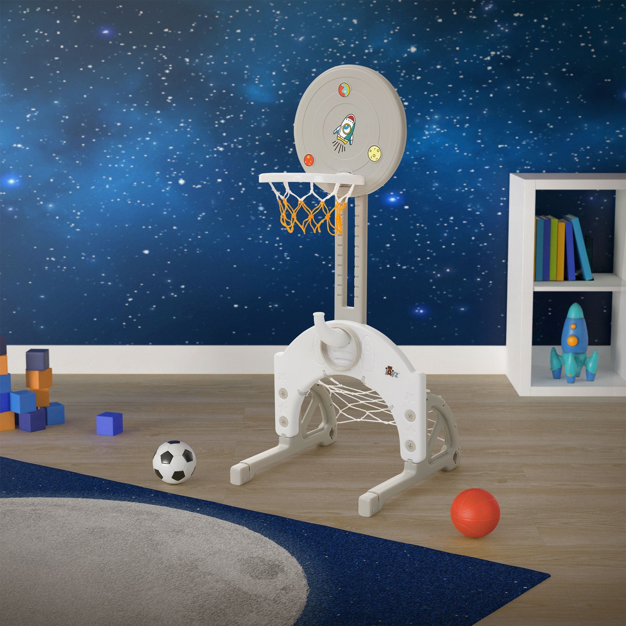 En basketballkurv med en blå baggrund og legetøjsbolde på gulvet.