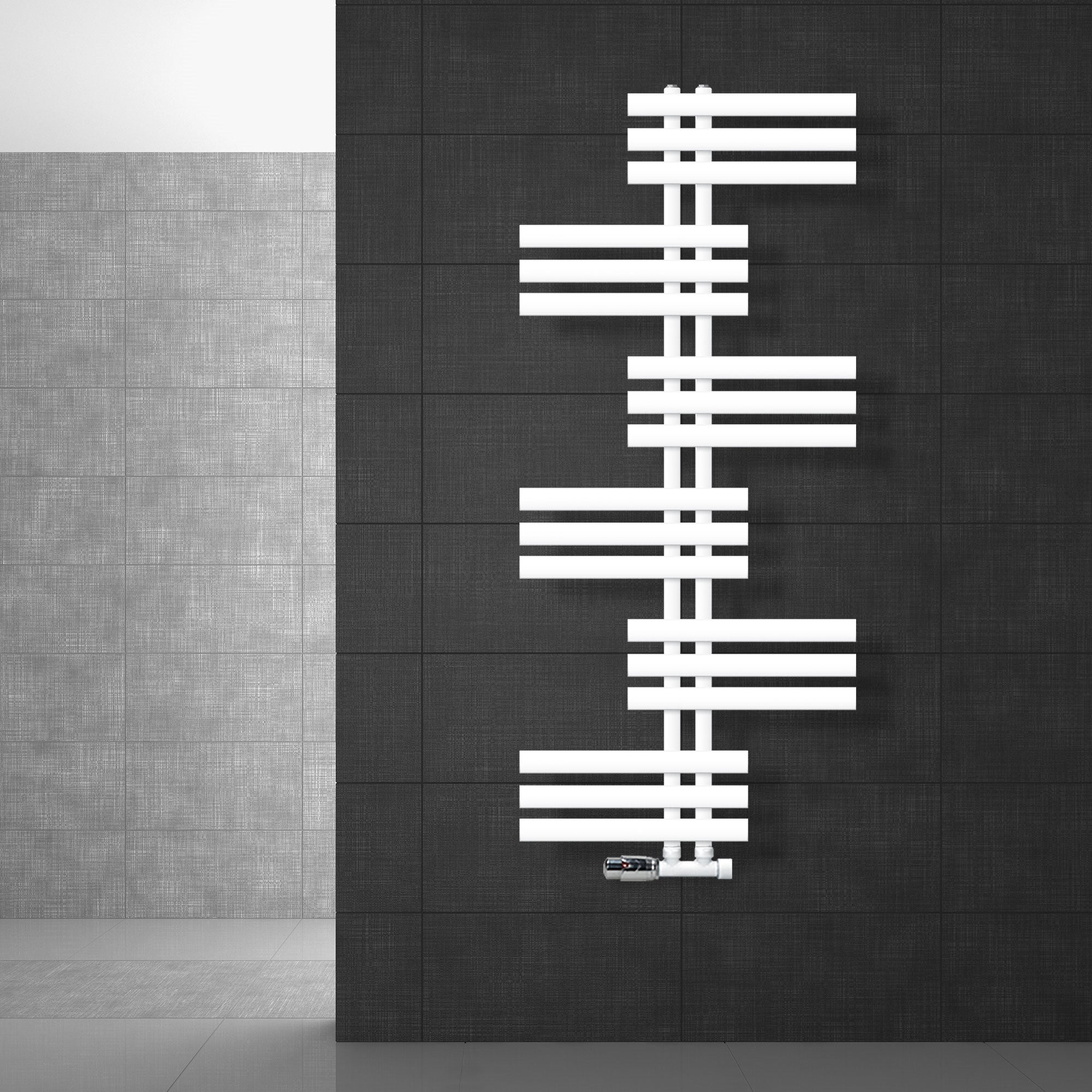 Weißer Heizkörper an einer schwarzen Wand.
