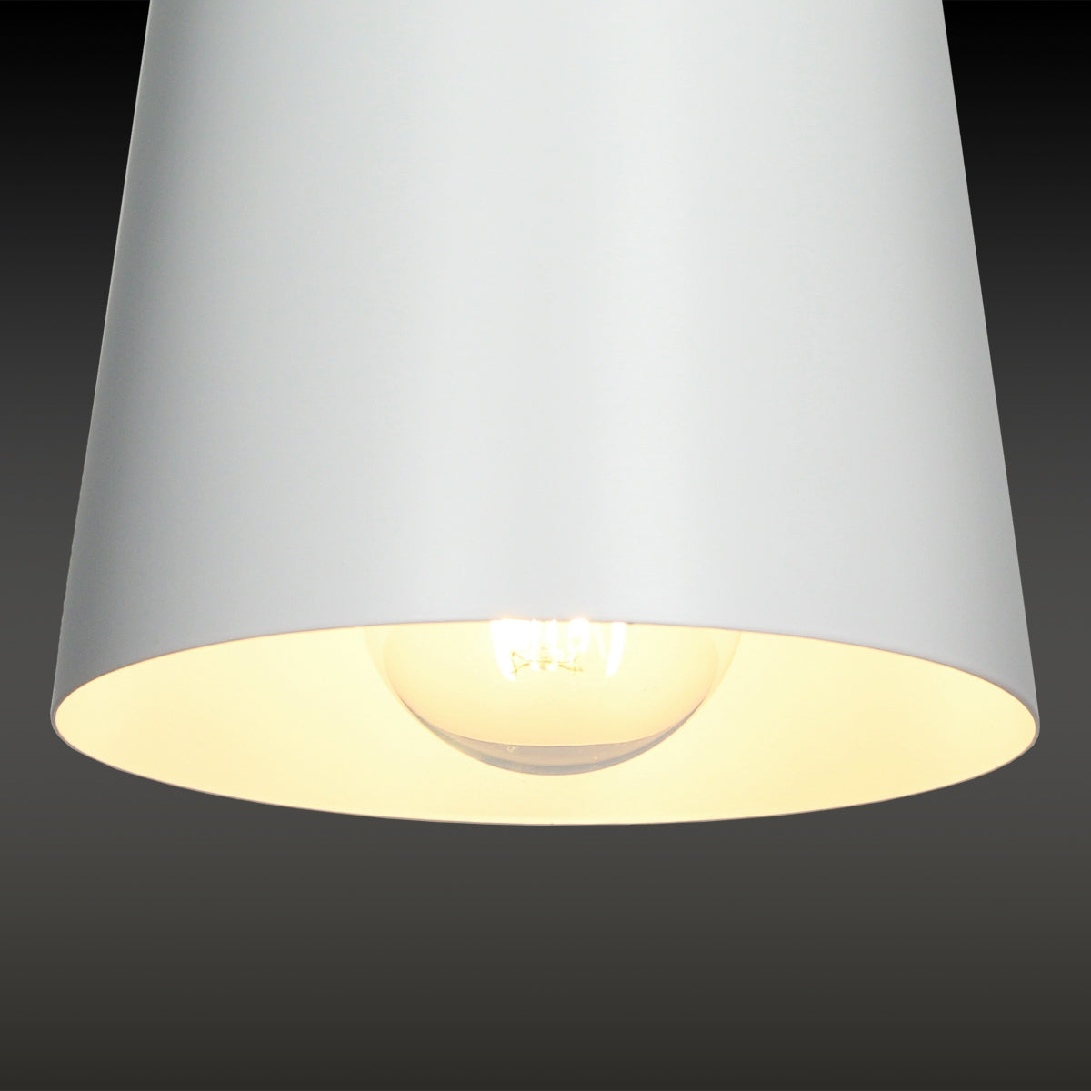 Paralume bianco con luce della lampadina visibile.