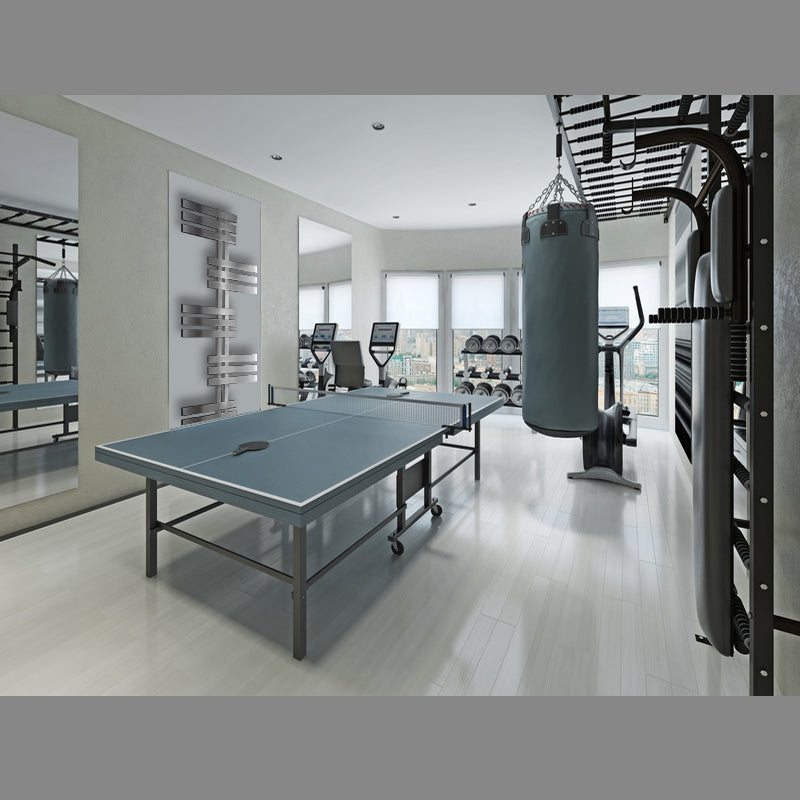 Moderne Trainingsraum mit Fitnessgeräten und Tischtennisplatte.