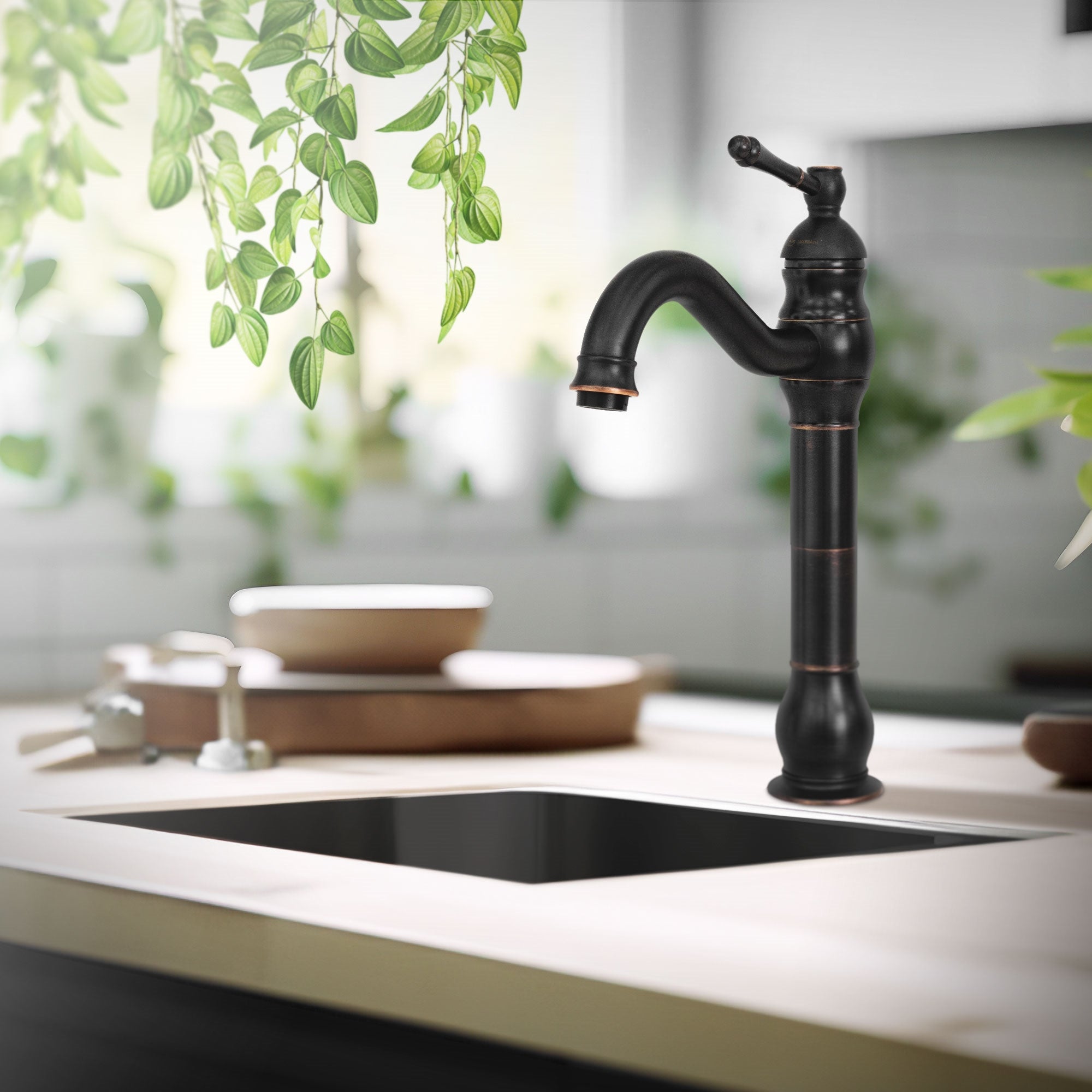 Rubinetto nero sopra un lavandino nero in una cucina luminosa.
