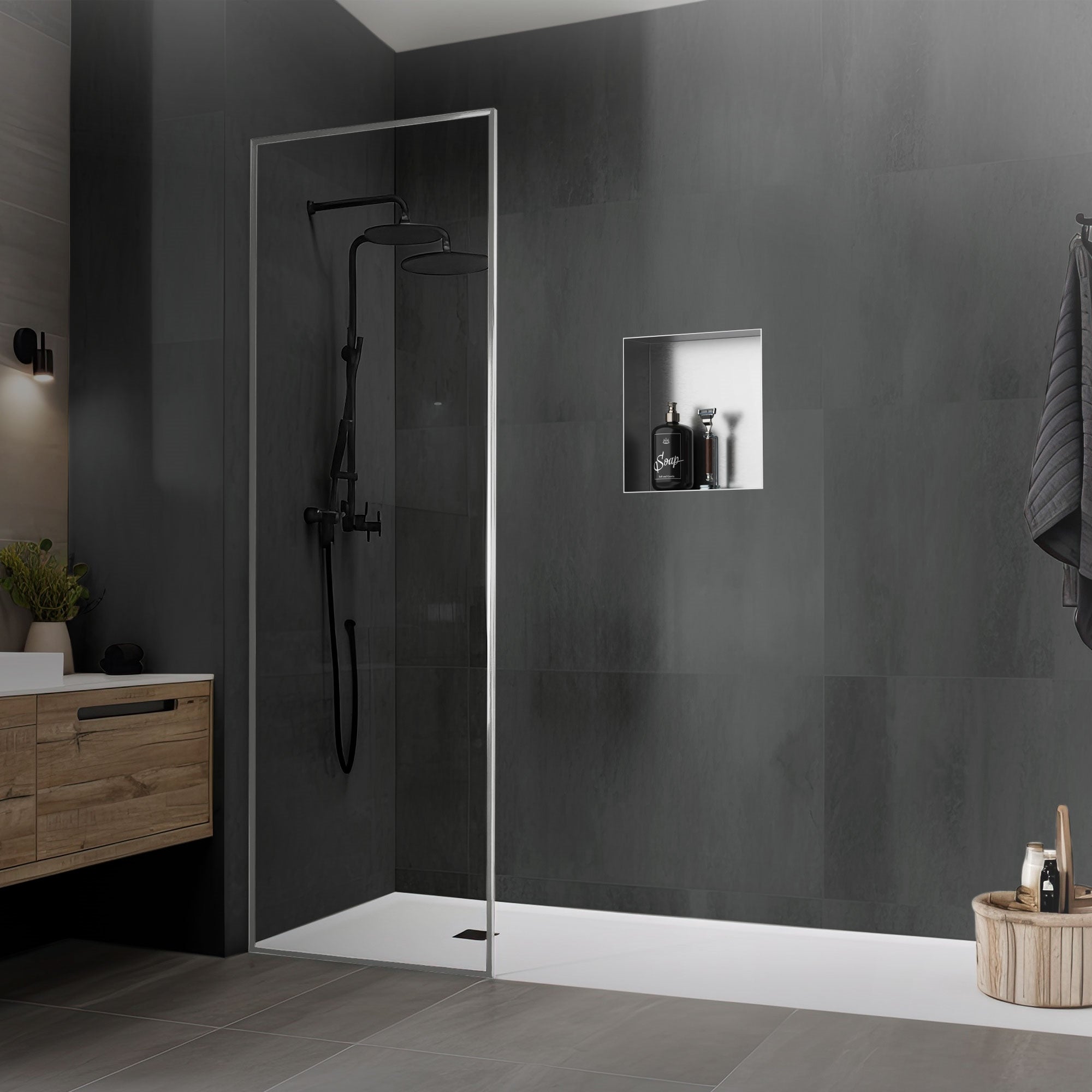 Doccia moderna con soffione nero e nicchia a muro in un bagno.
