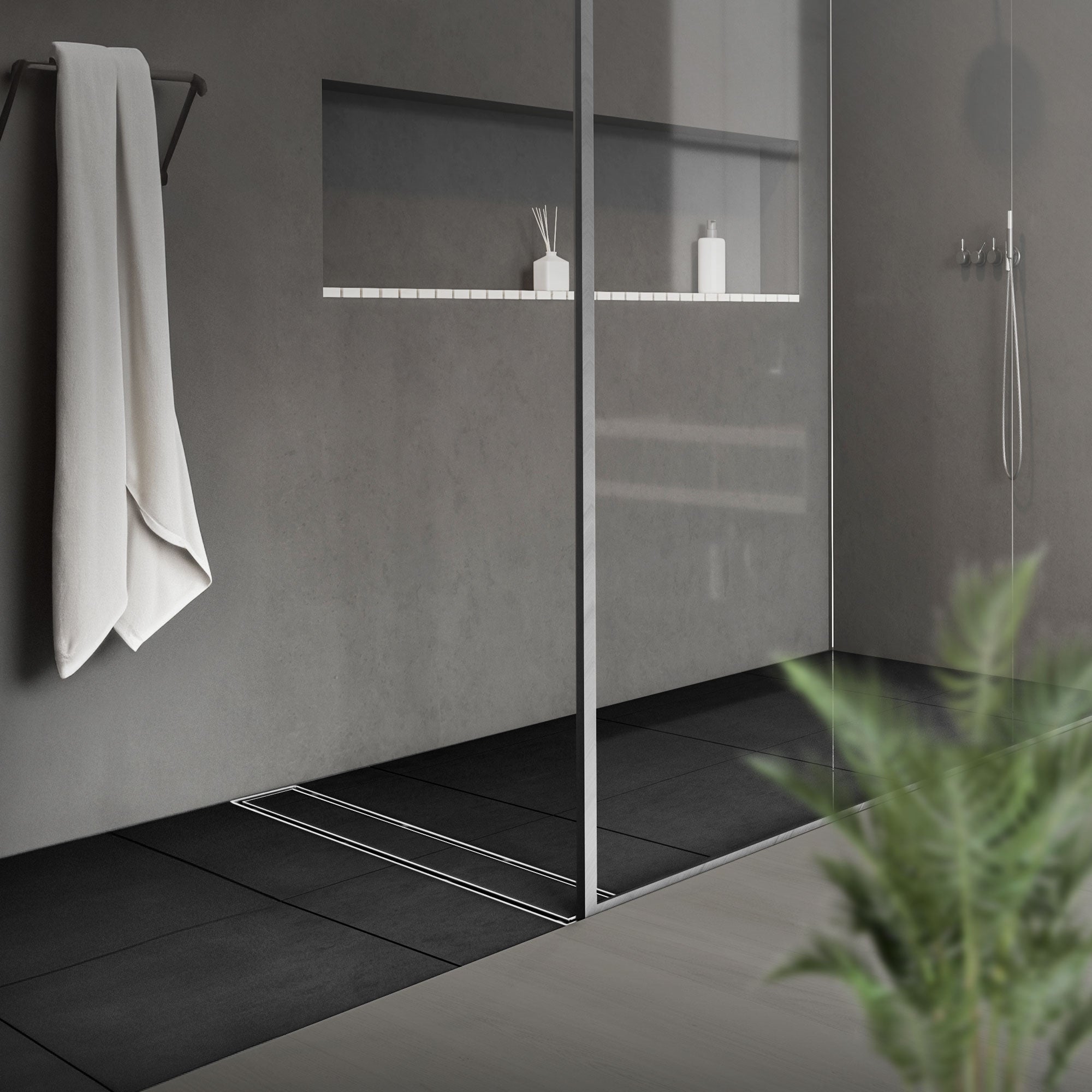 Moderne Dusche mit Glaswand, Ablaufrinne und Handtuchhalter.