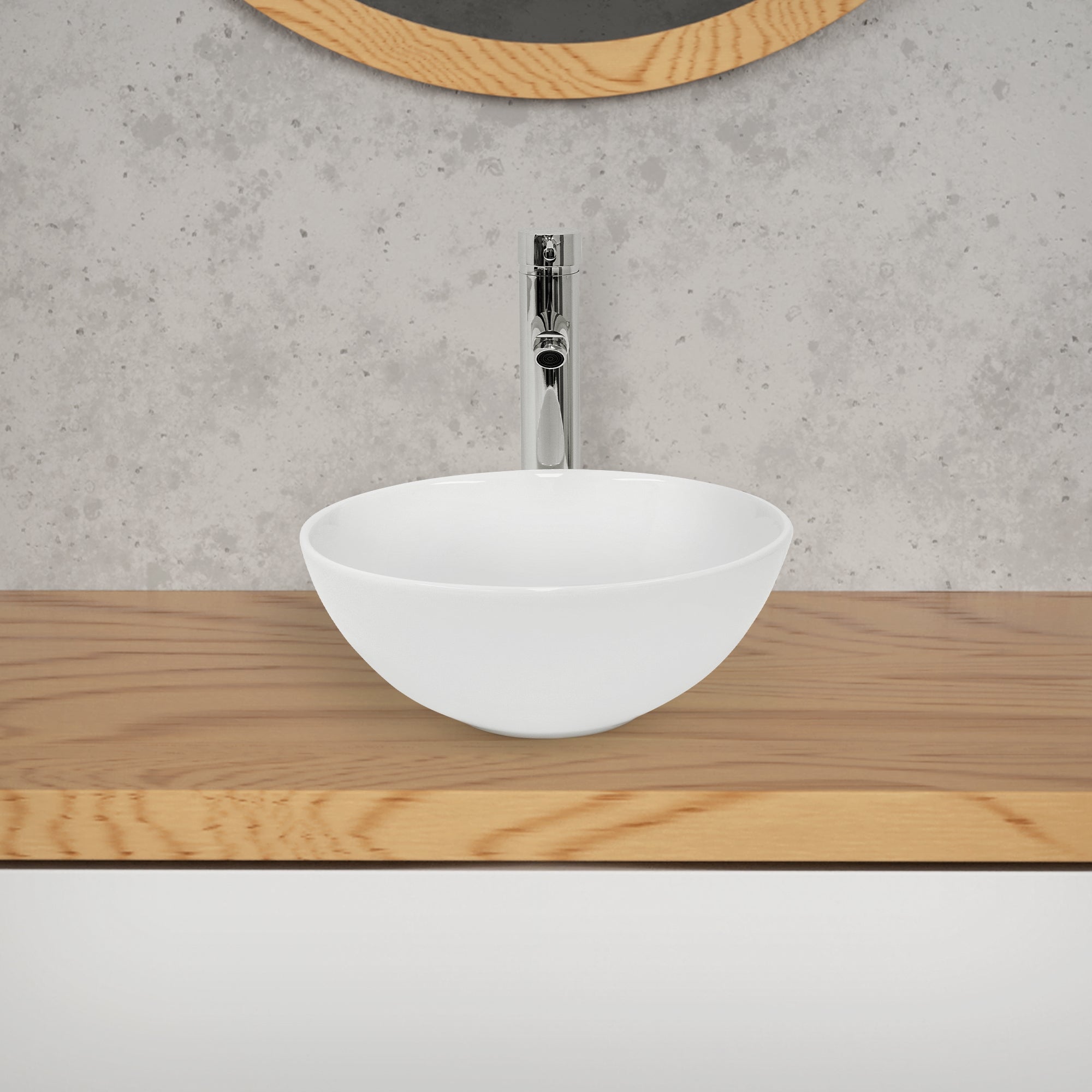 Rundes, weißes Waschbecken auf einem Holzschrank mit einem Spiegel im Hintergrund.