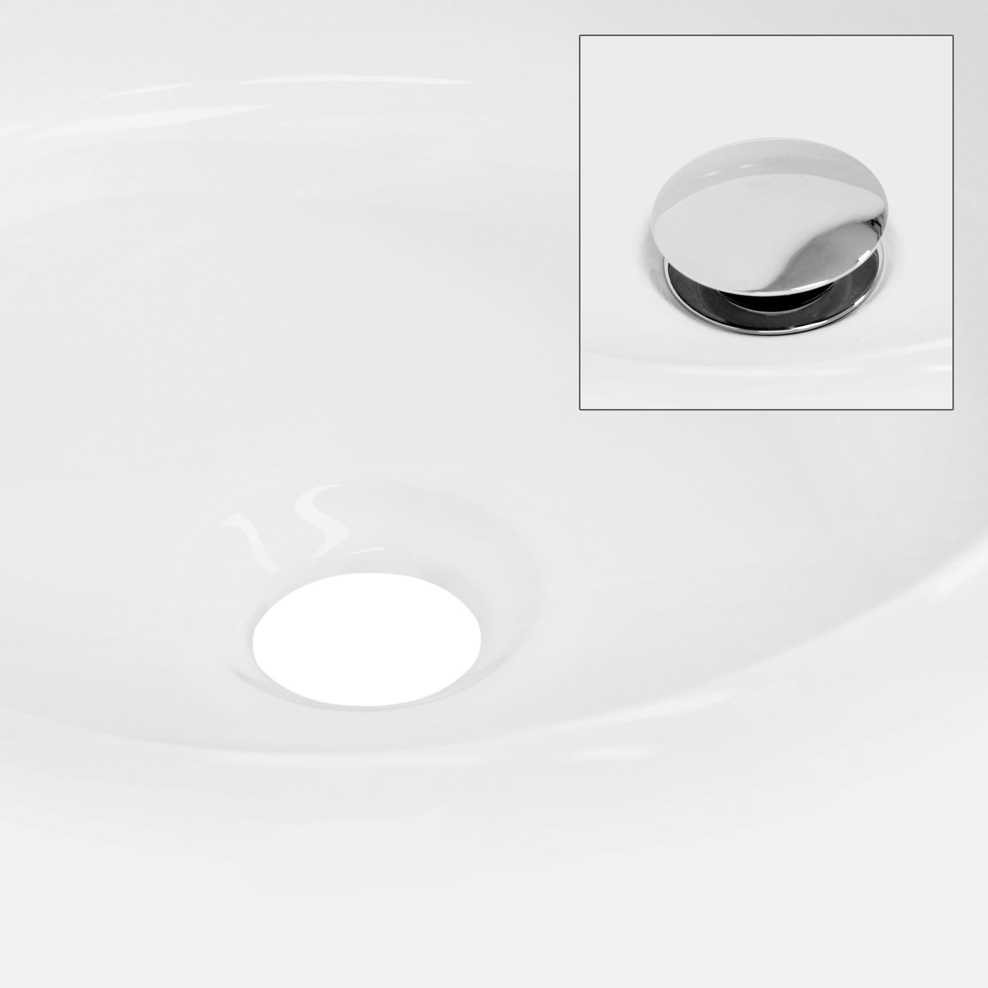 Nahaufnahme des Abflusses eines weißen Waschbeckens mit glänzendem Deckel.