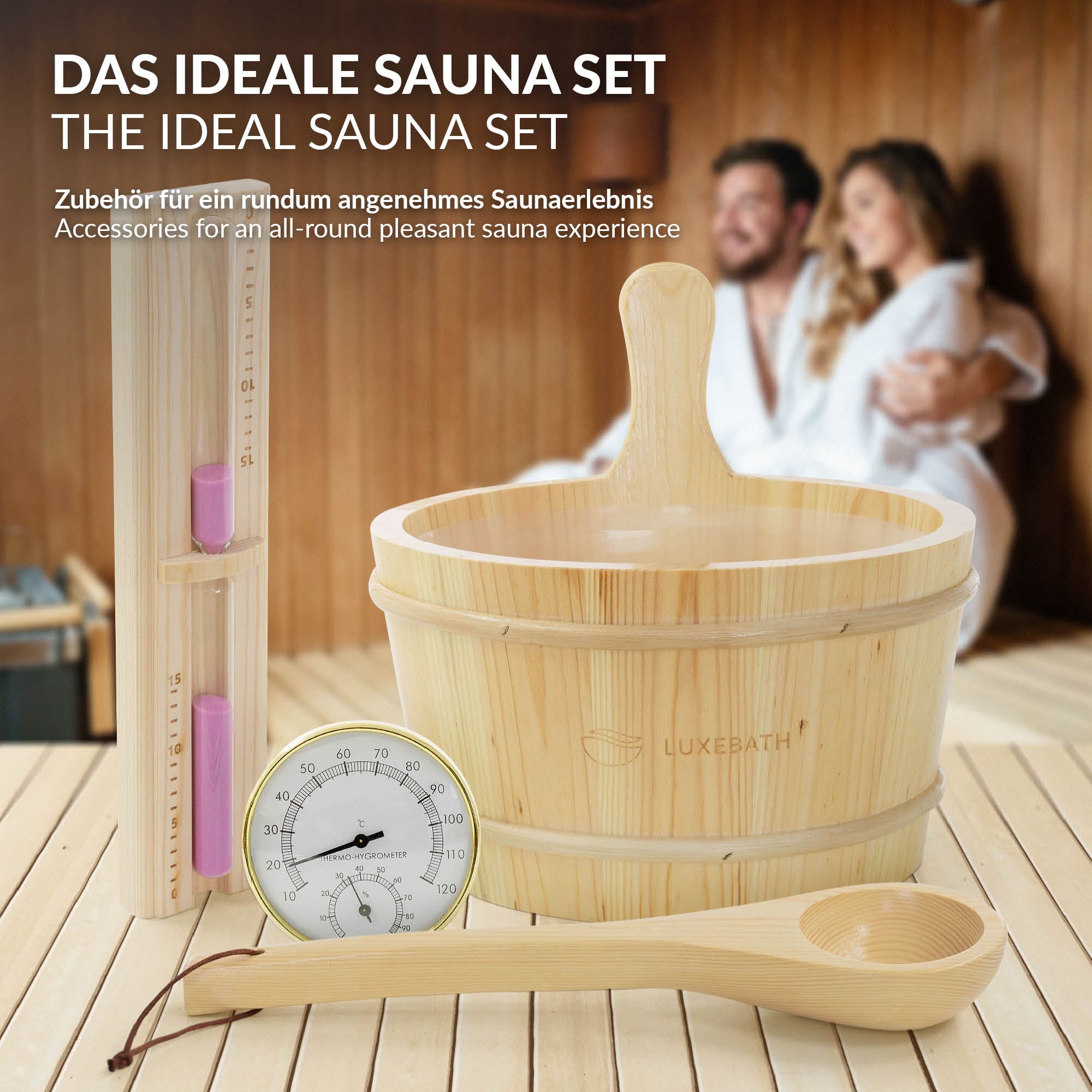 Sauna-Set mit Holzaufgusskübel, Thermometer und Messbecher, zwei Personen im Hintergrund.