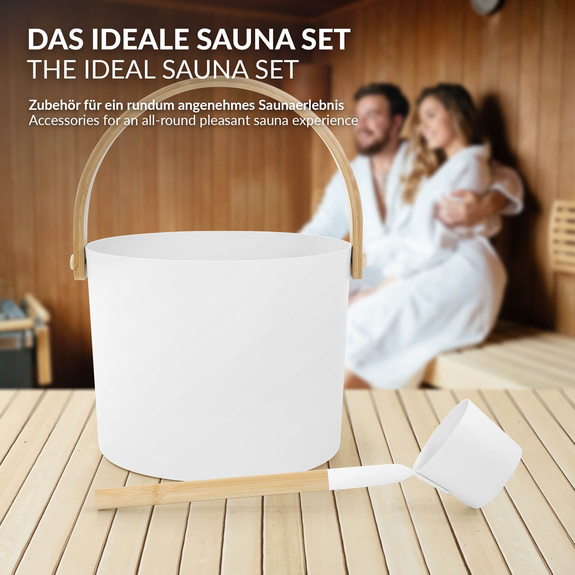 Ein weißer Eimer und eine Schöpfkelle auf einer Holzbank in einer Sauna.