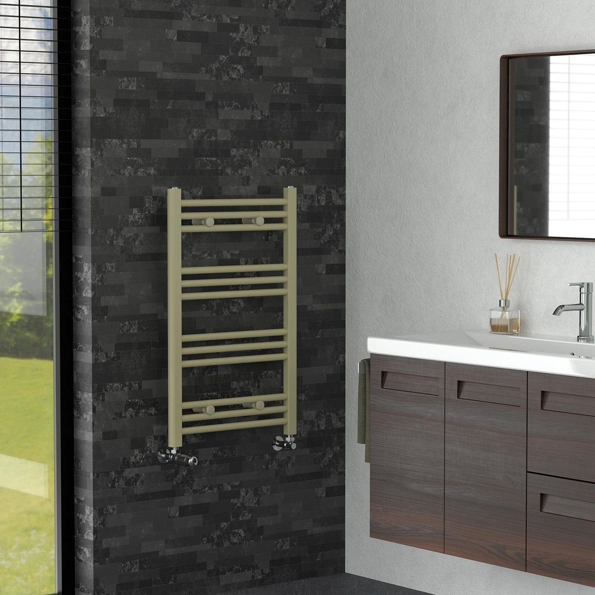 Handtuchheizkörper in beige an einer Wand mit Waschbecken und Spiegel