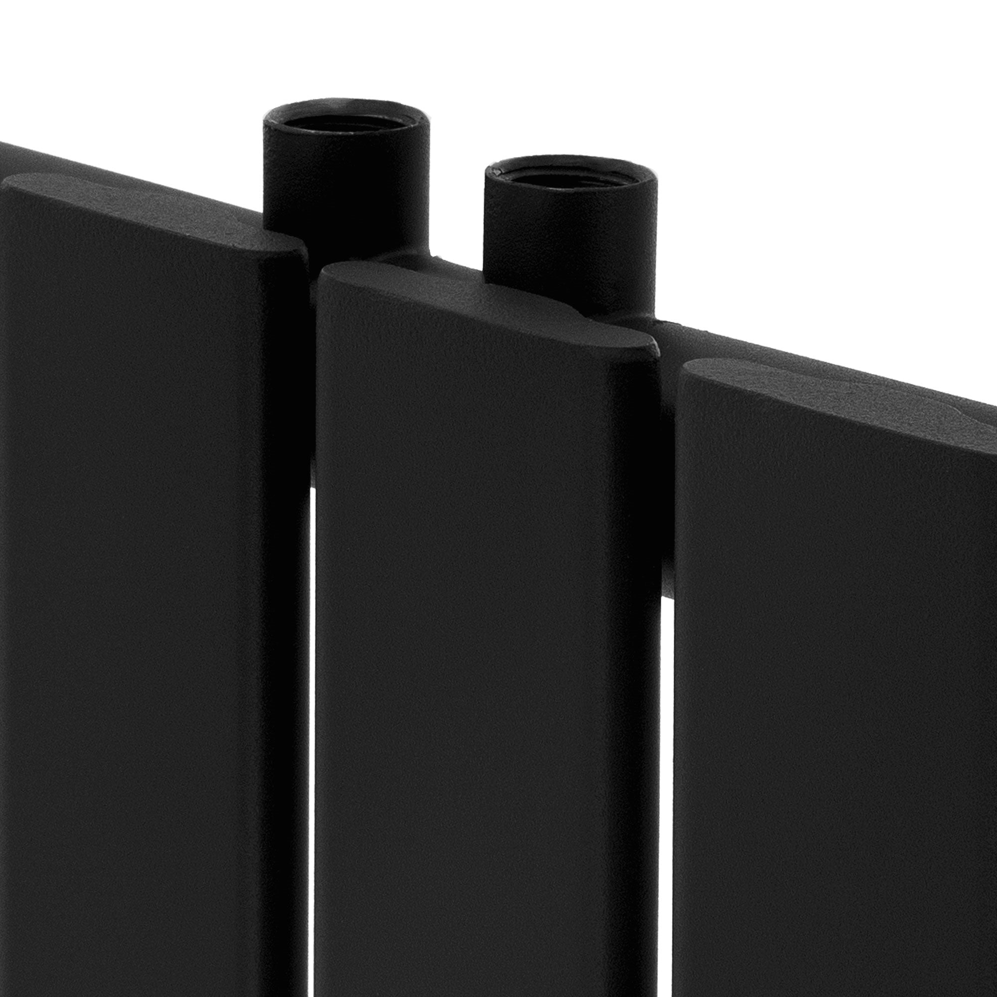 Detailopname van een zwarte radiator met twee aansluitingen.