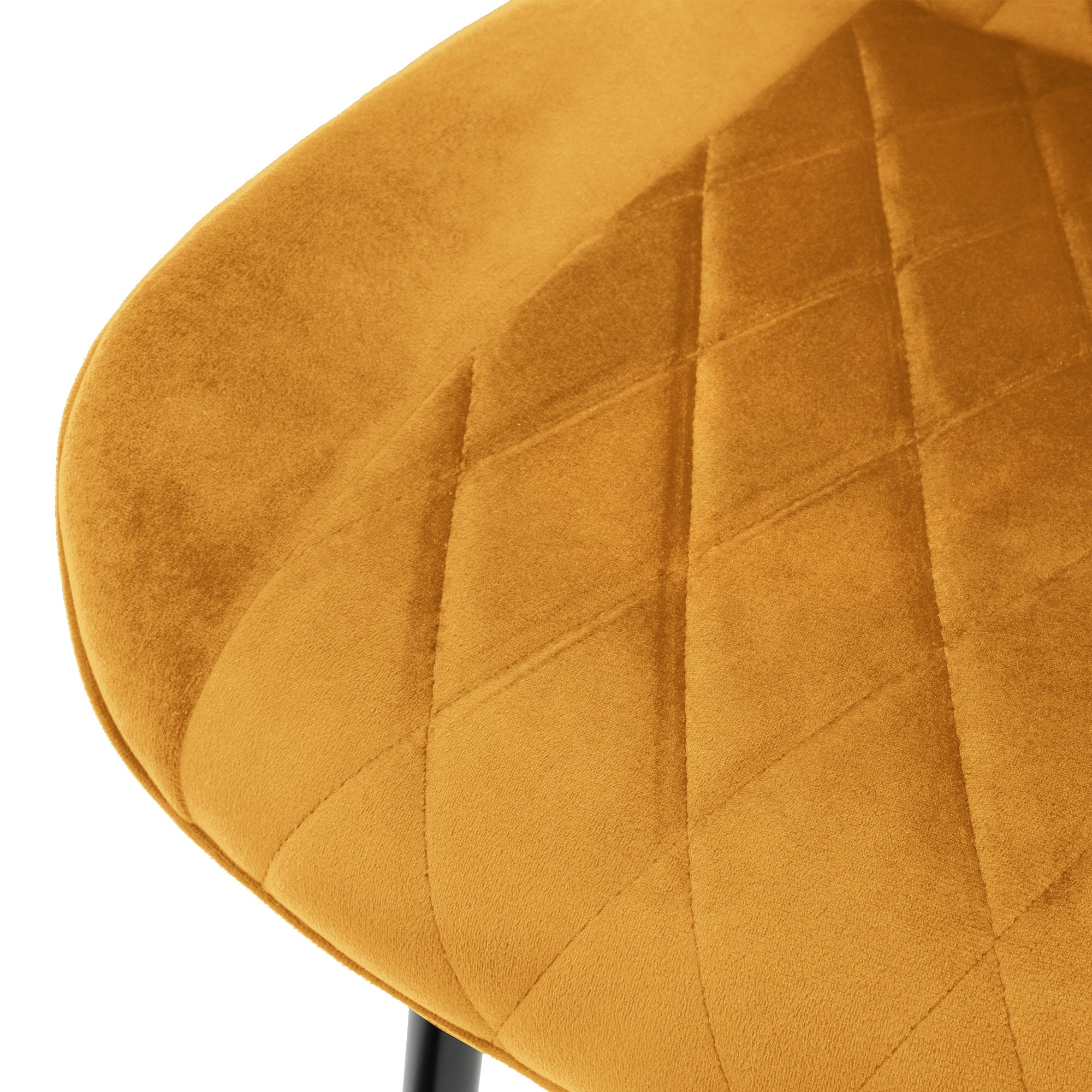 Gros plan d'une chaise jaune avec un siège rembourré et un motif en losange.