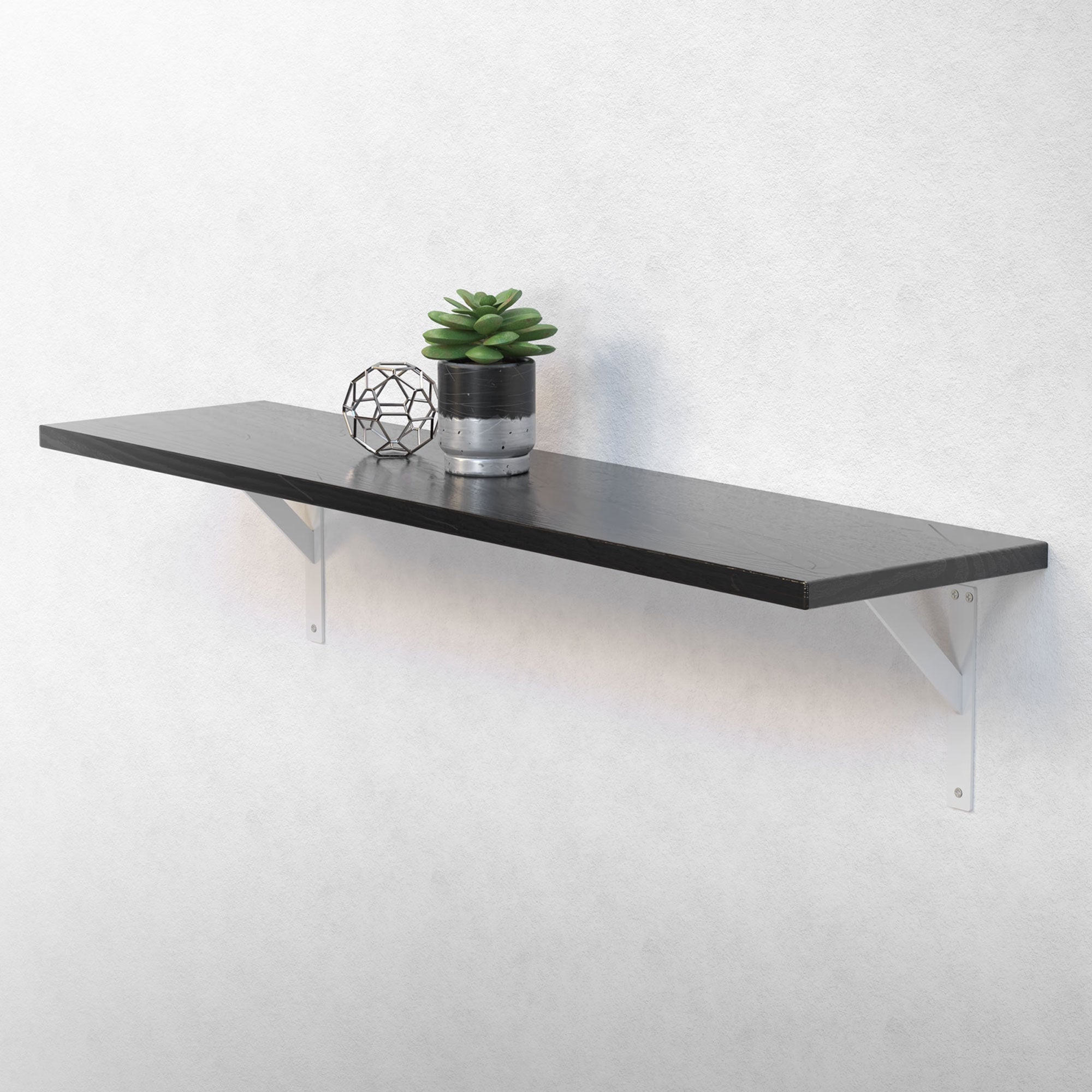 Estante negro con plantas y decoración en una pared.