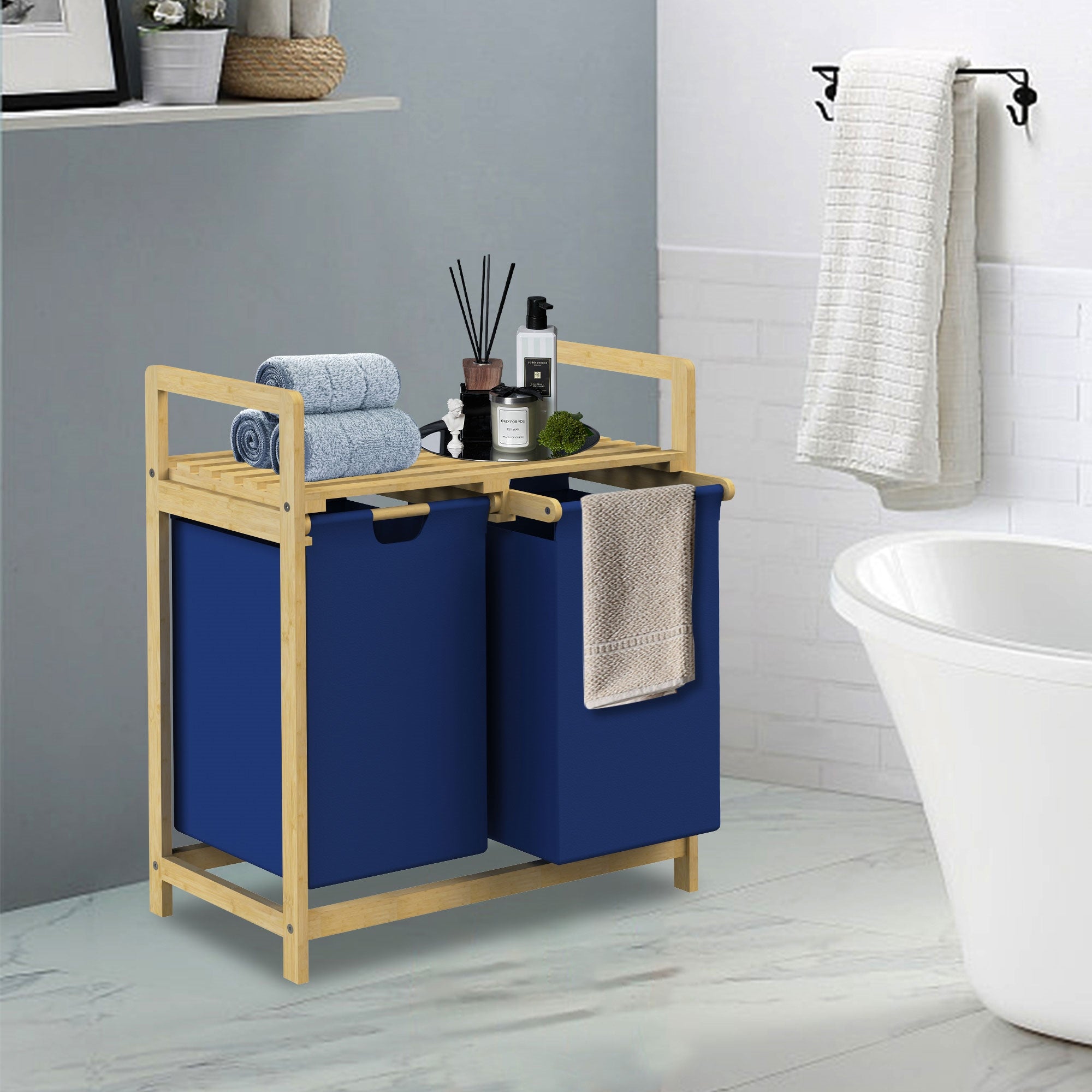 Ein Wäschekorb mit zwei blauen Behältern auf einem Holzgestell im Badezimmer.
