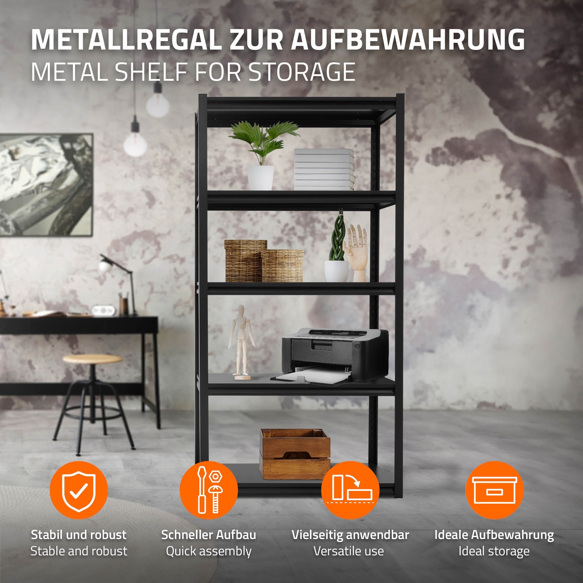 Et sort metalreol med flere hylder i et rum.