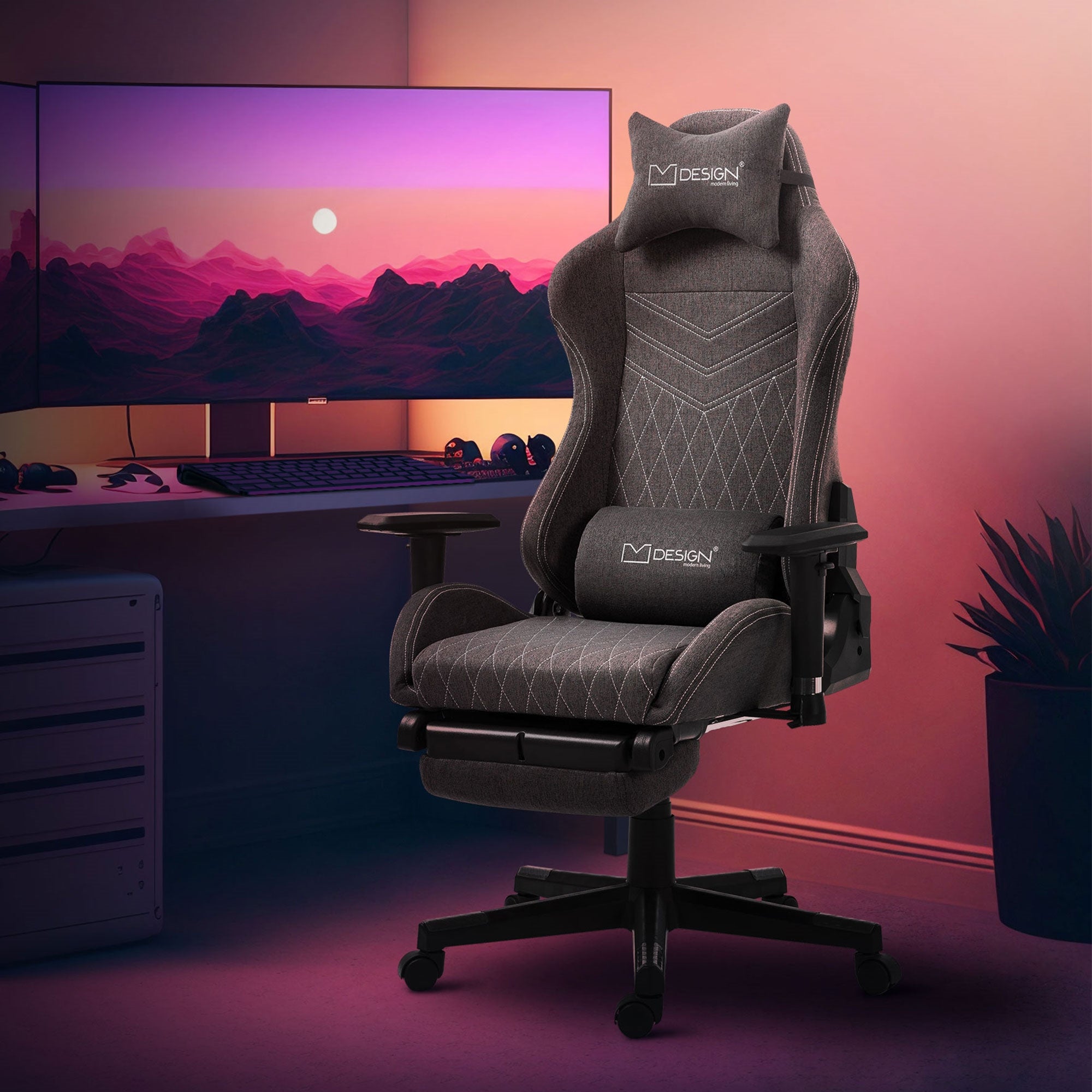 Chaise de gaming devant un écran d'ordinateur avec paysage montagneux.