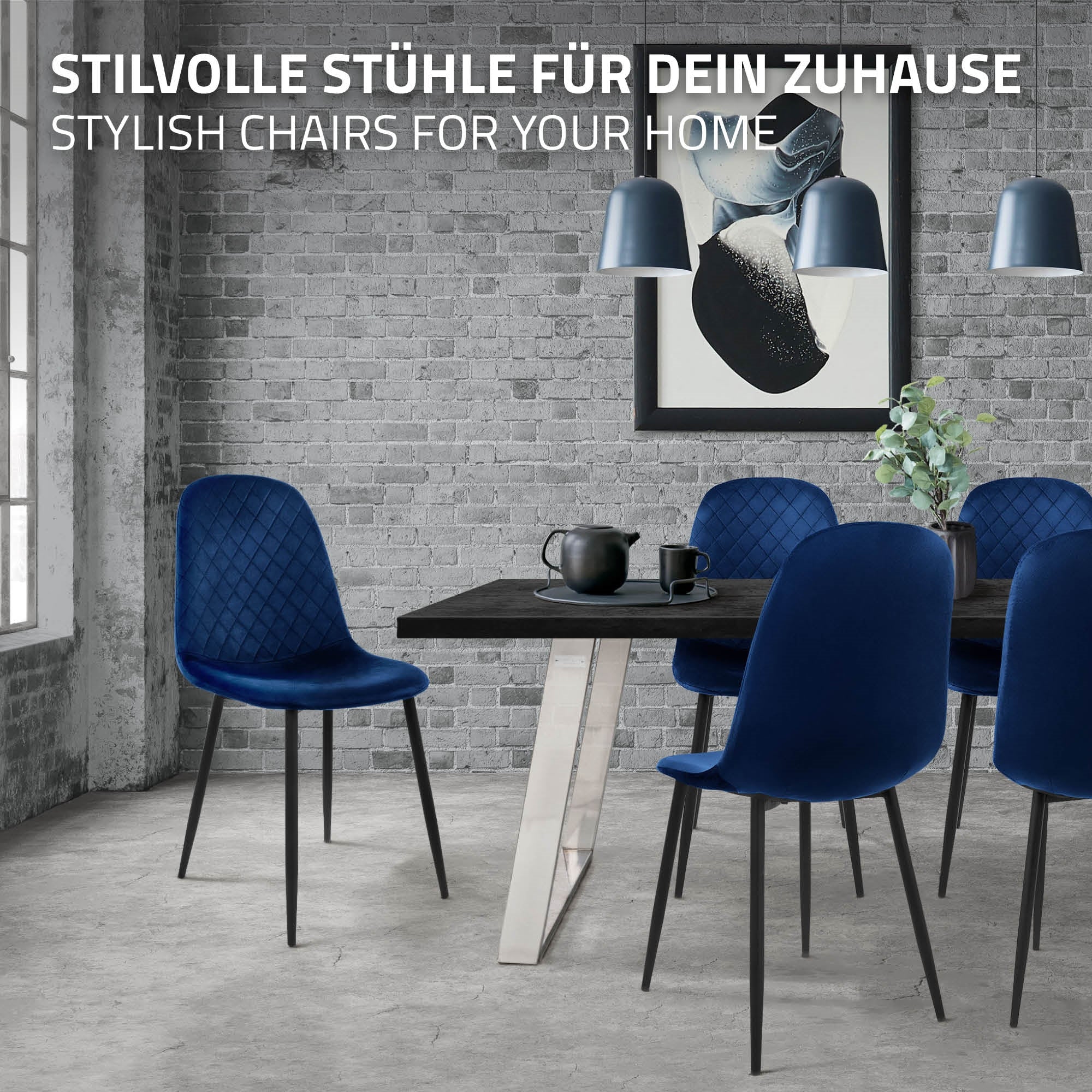 Stilvolle blaue Stühle um einen Tisch in einem modernen Raum.