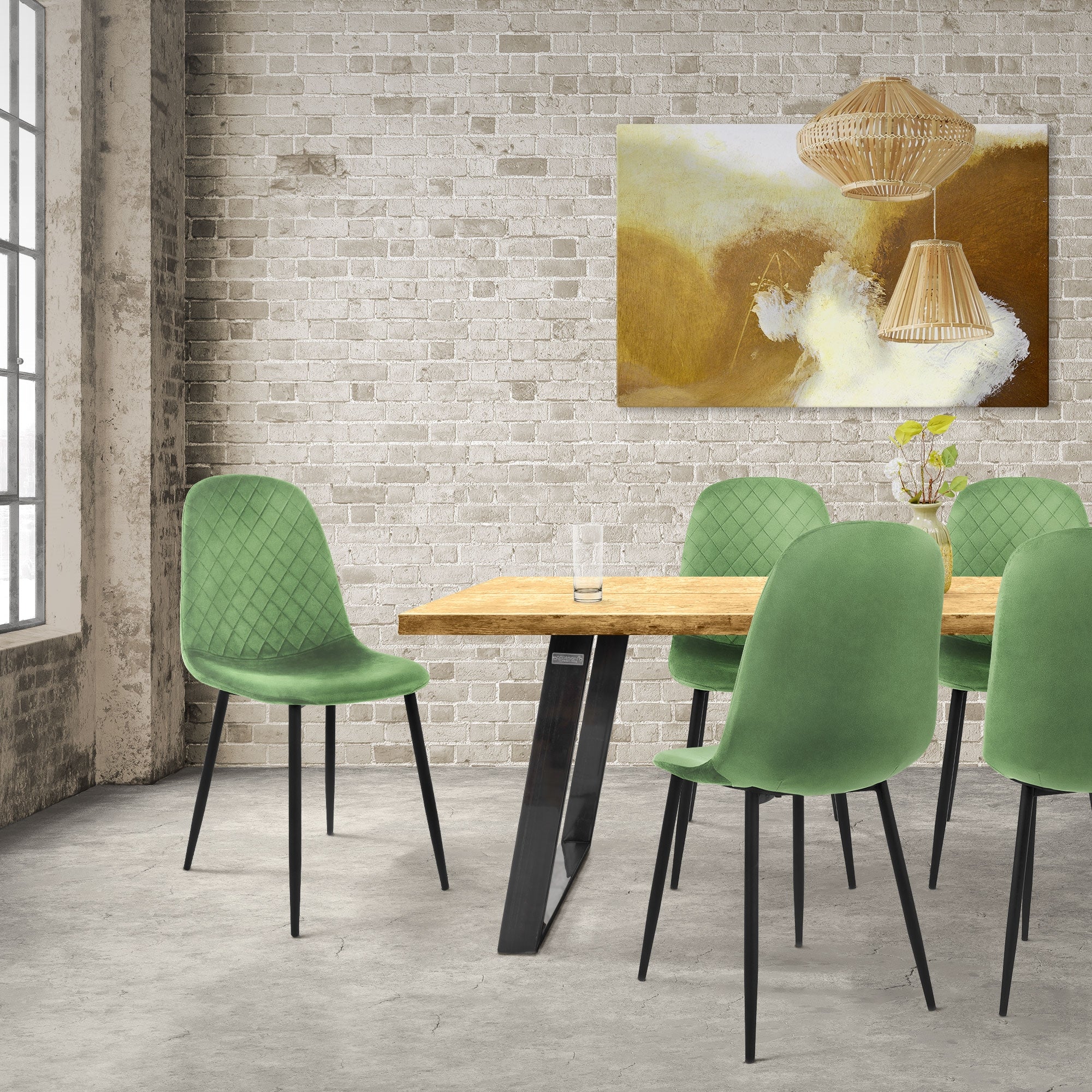 Grüne Stühle um einen Tisch in einem Raum mit Holz- und Steinoptik.