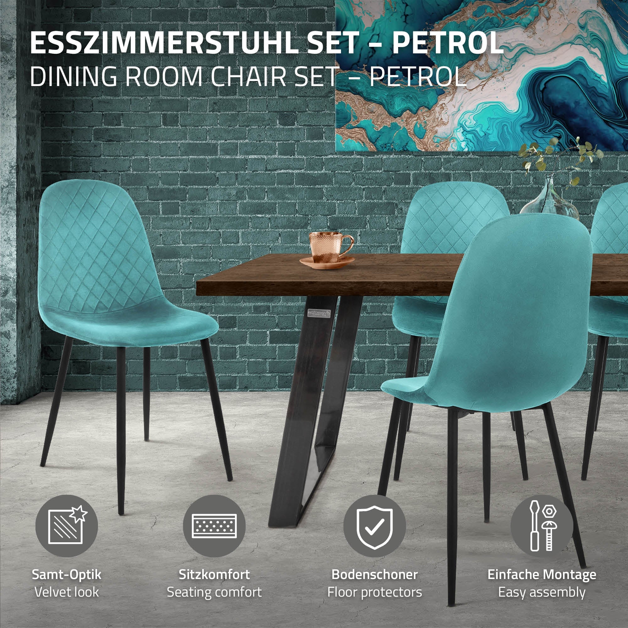 Esszimmerstuhl-Set in Petrolfarbe an einem Tisch vor einer Wand.