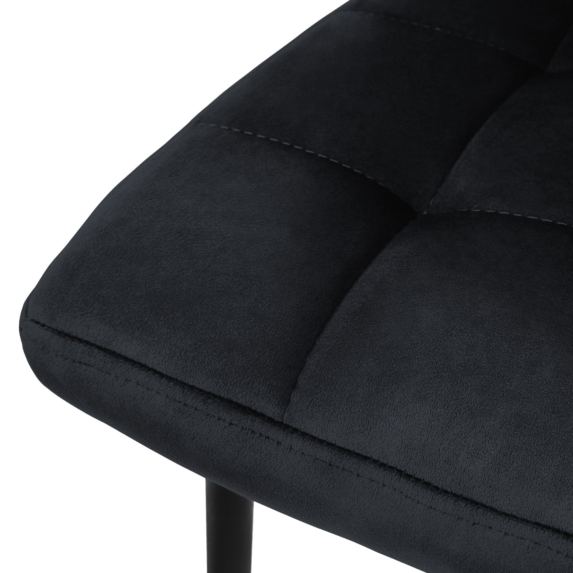 Gros plan de l'assise d'une chaise noire avec une surface rembourrée.