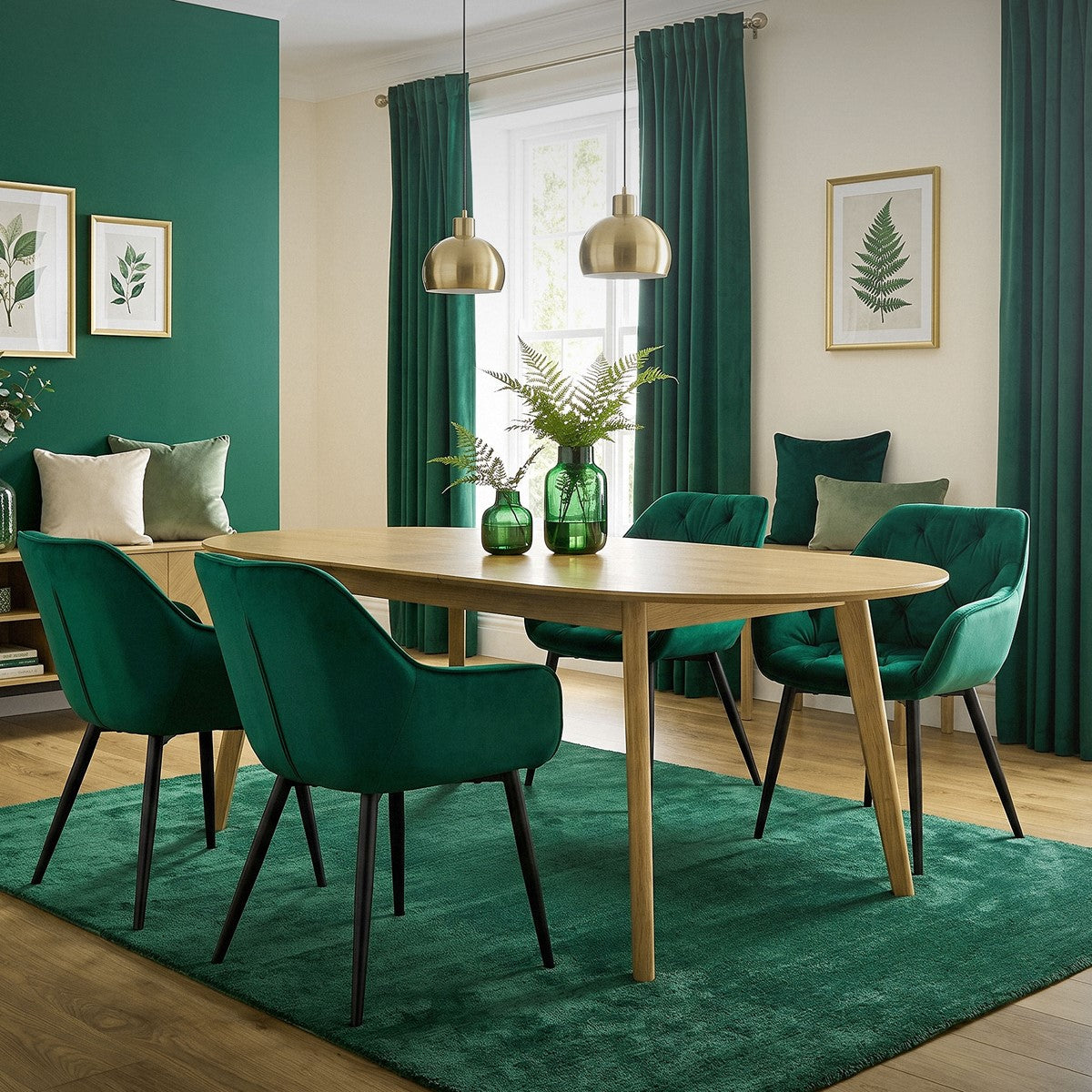 Salle à manger avec une table ovale, des chaises vertes et des plantes en arrière-plan.