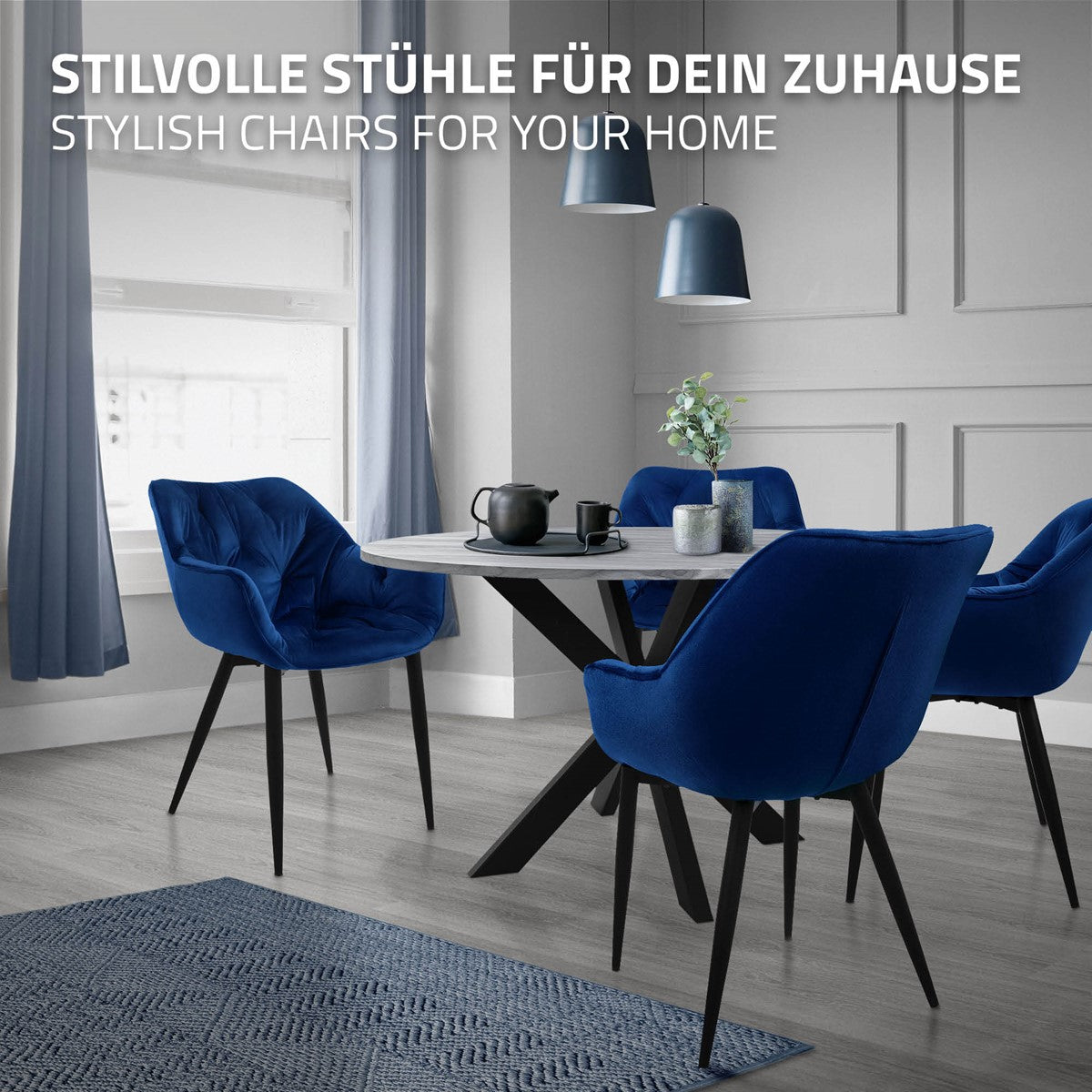 Trois chaises de salle à manger bleues autour d'une table ronde dans une pièce élégante.