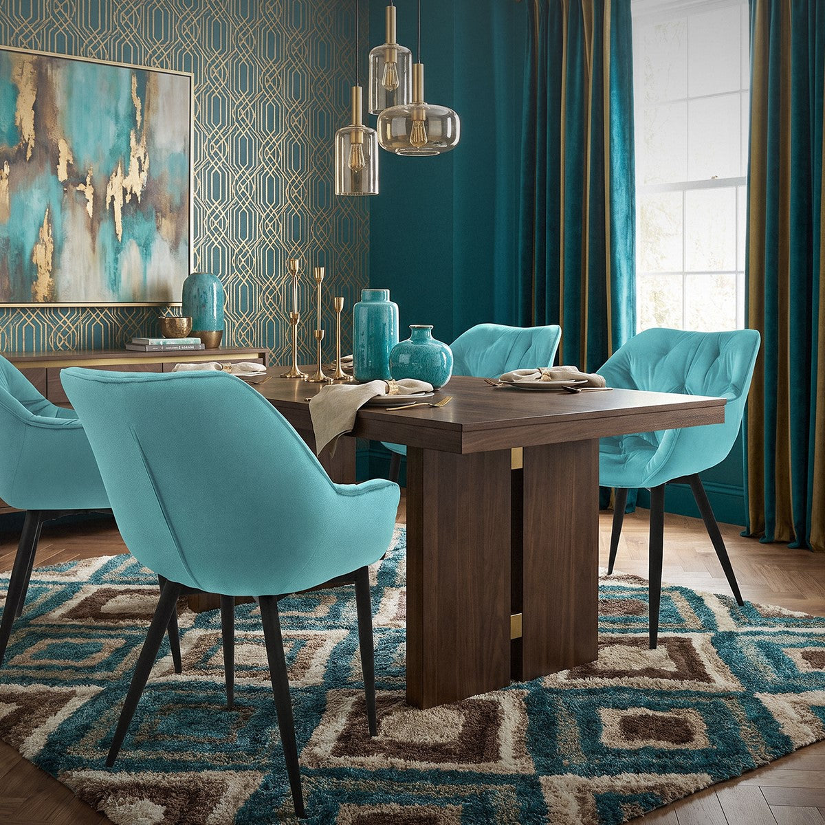 Un elegante área de comedor con una mesa de madera y sillas turquesas sobre una alfombra con patrón.
