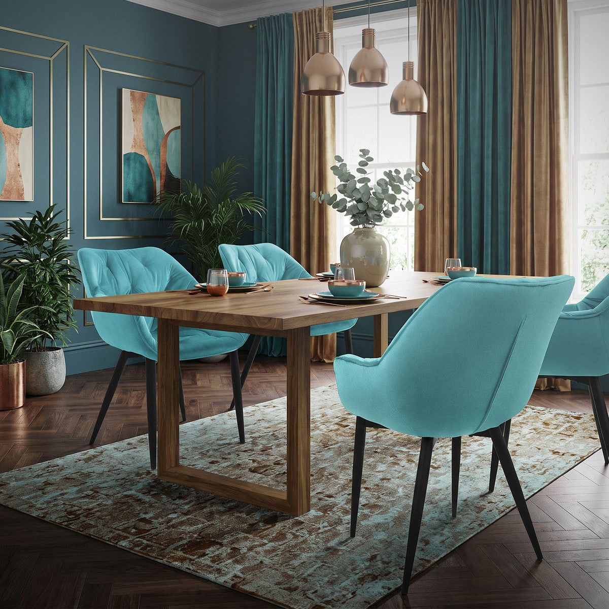 Un comedor con una mesa de madera y sillas azules, rodeado de plantas.