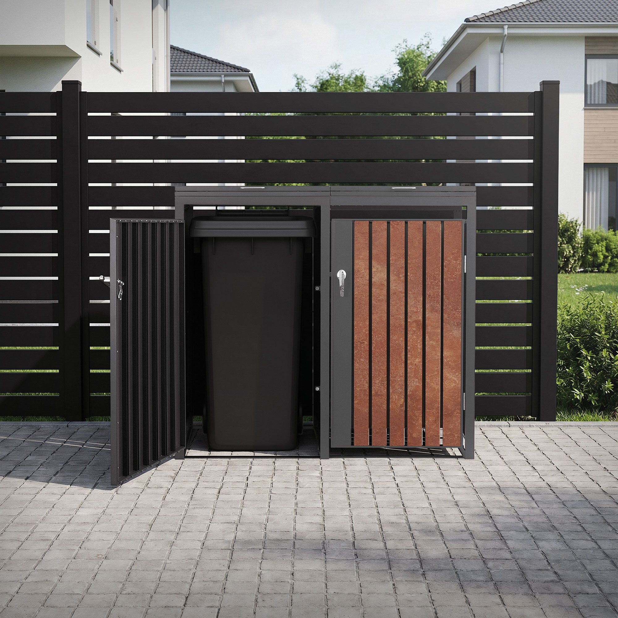 Affaldscontainer i en lukket boks, omgivet af et hegn og græs.