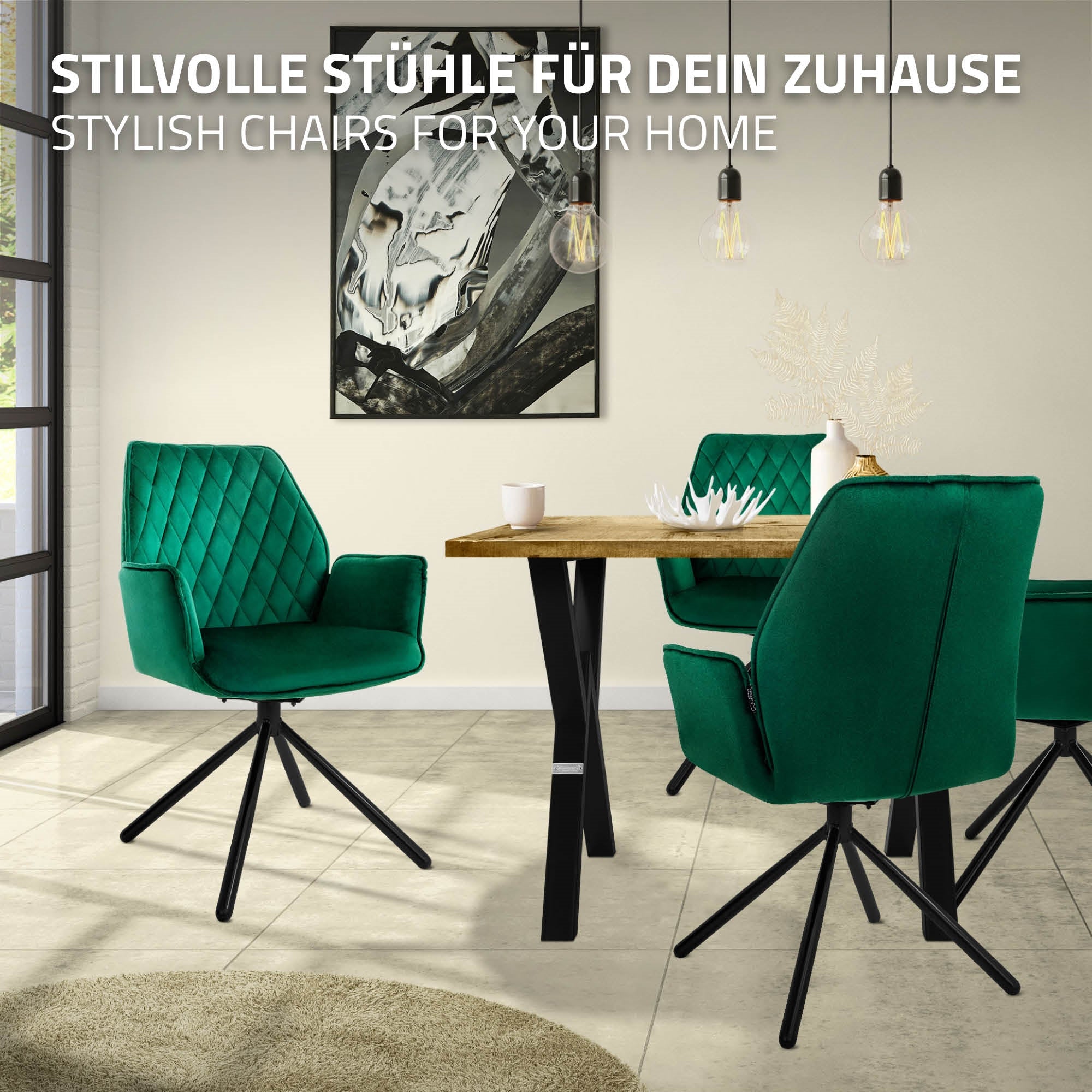 Grüne Stühle um einen Tisch in einem modernen Raum mit großen Fenstern.