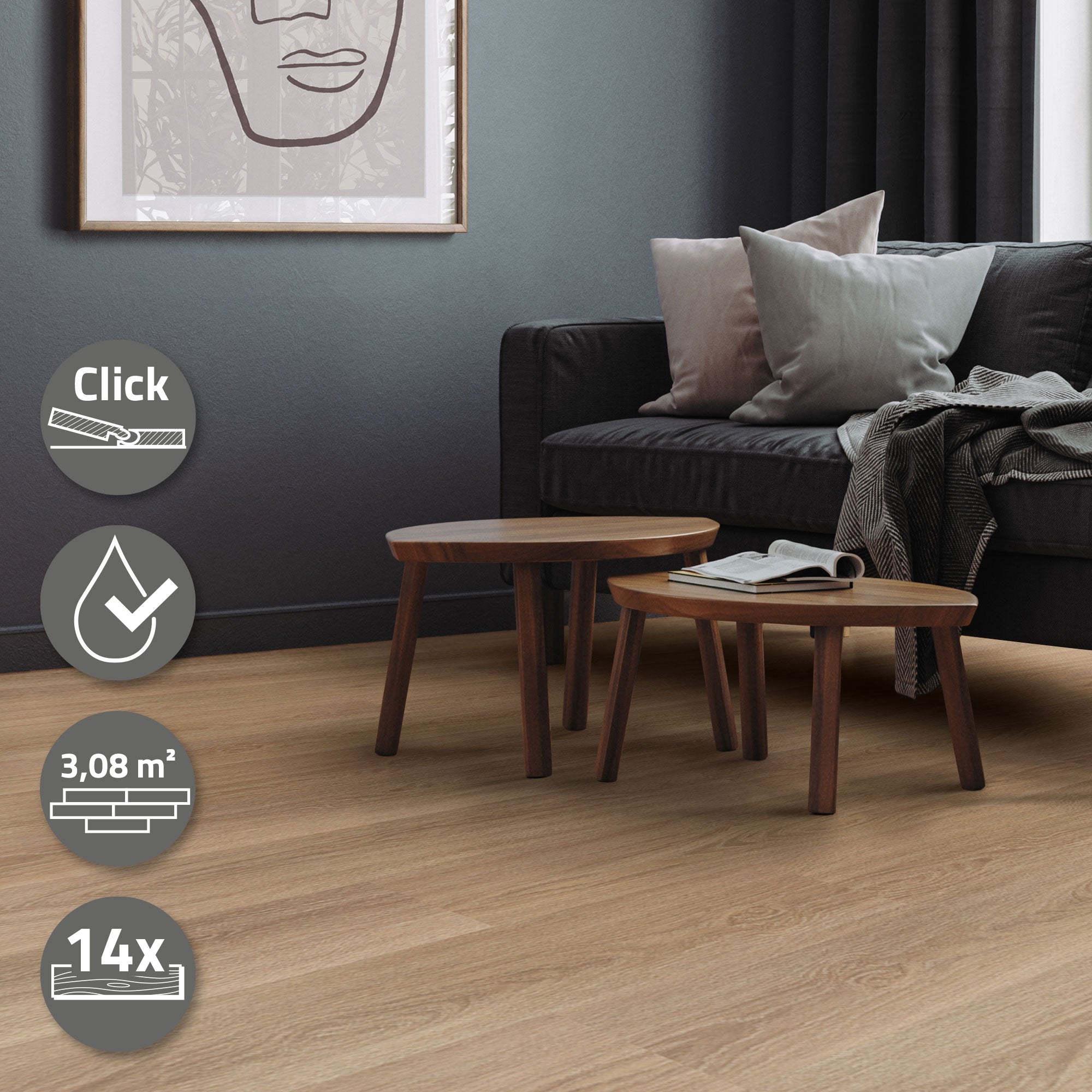 Zwei kleine Tische auf einem hellen Boden vor einem Sofa.