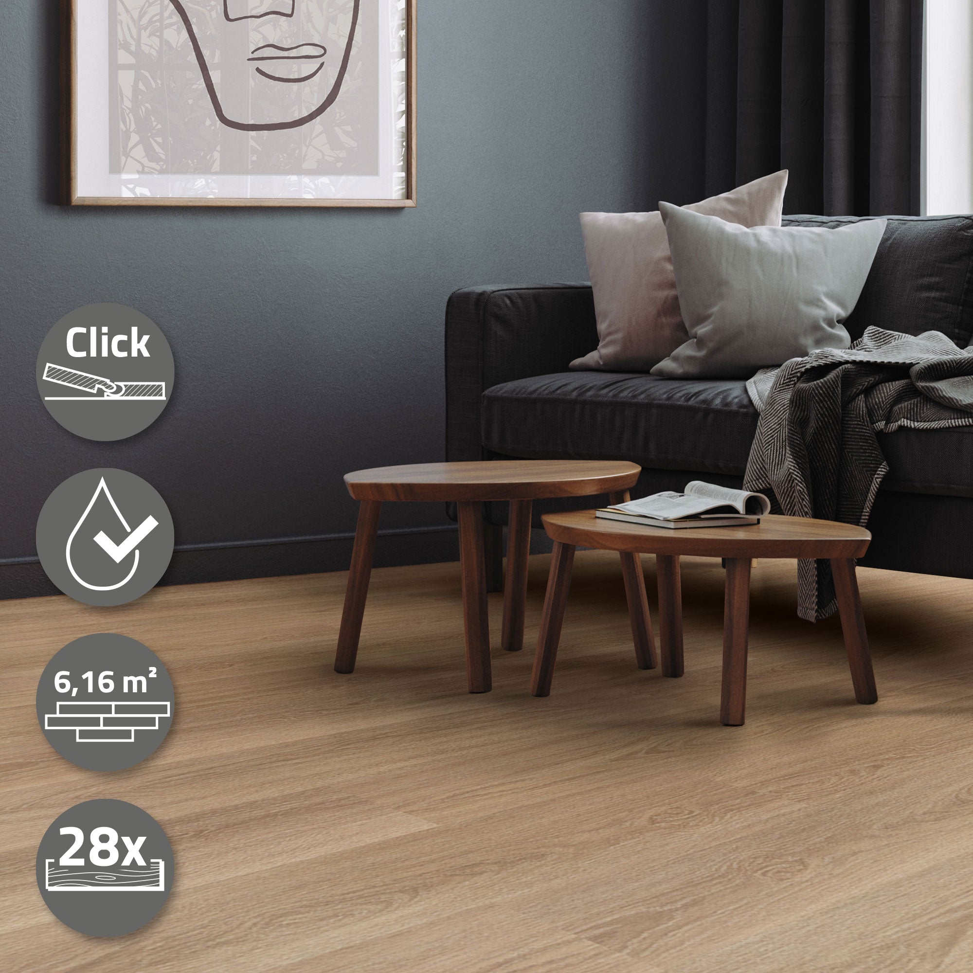 Zwei kleine Holztische vor einem Sofa in einem hellen Raum.