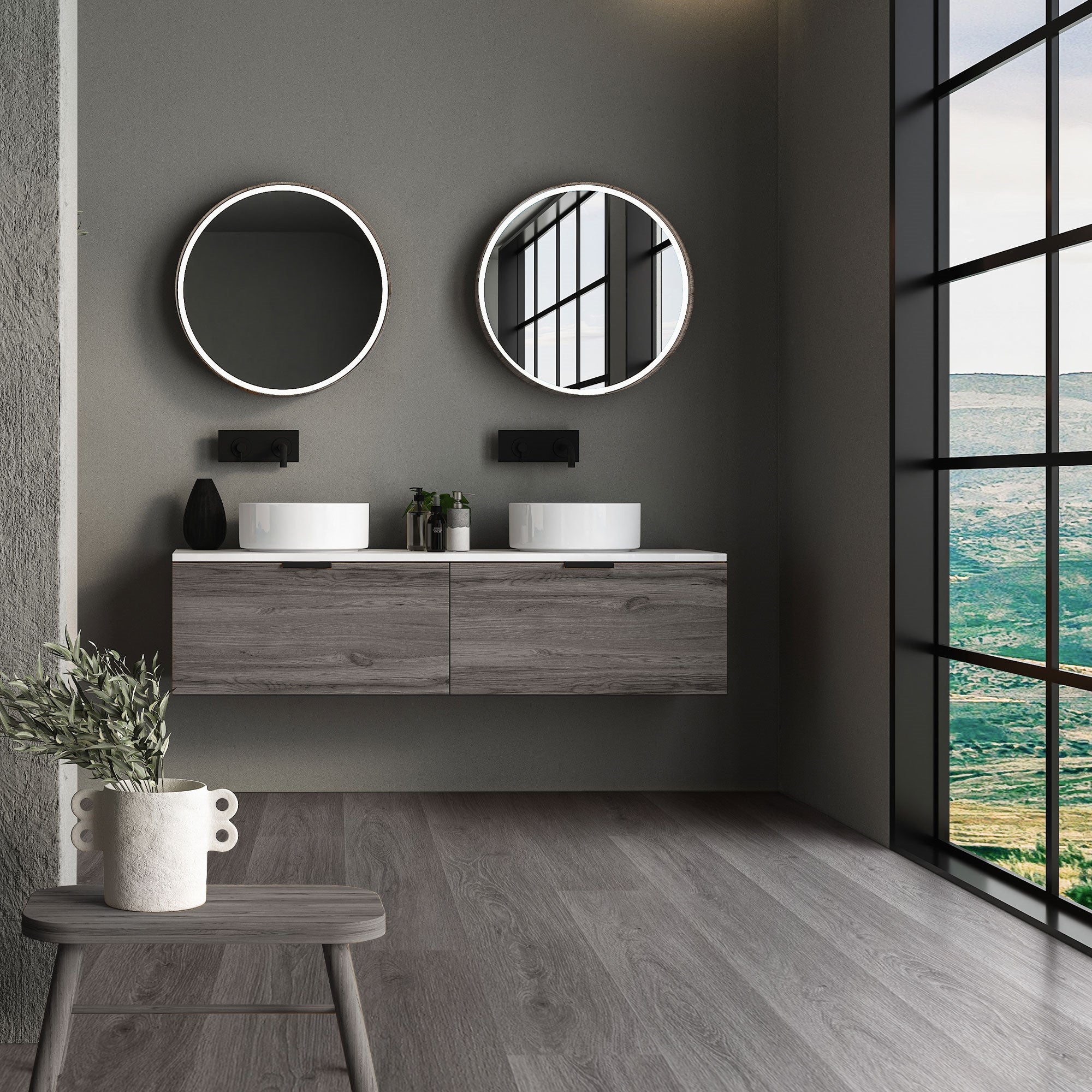 Bagno con due specchi rotondi e un armadio in legno.