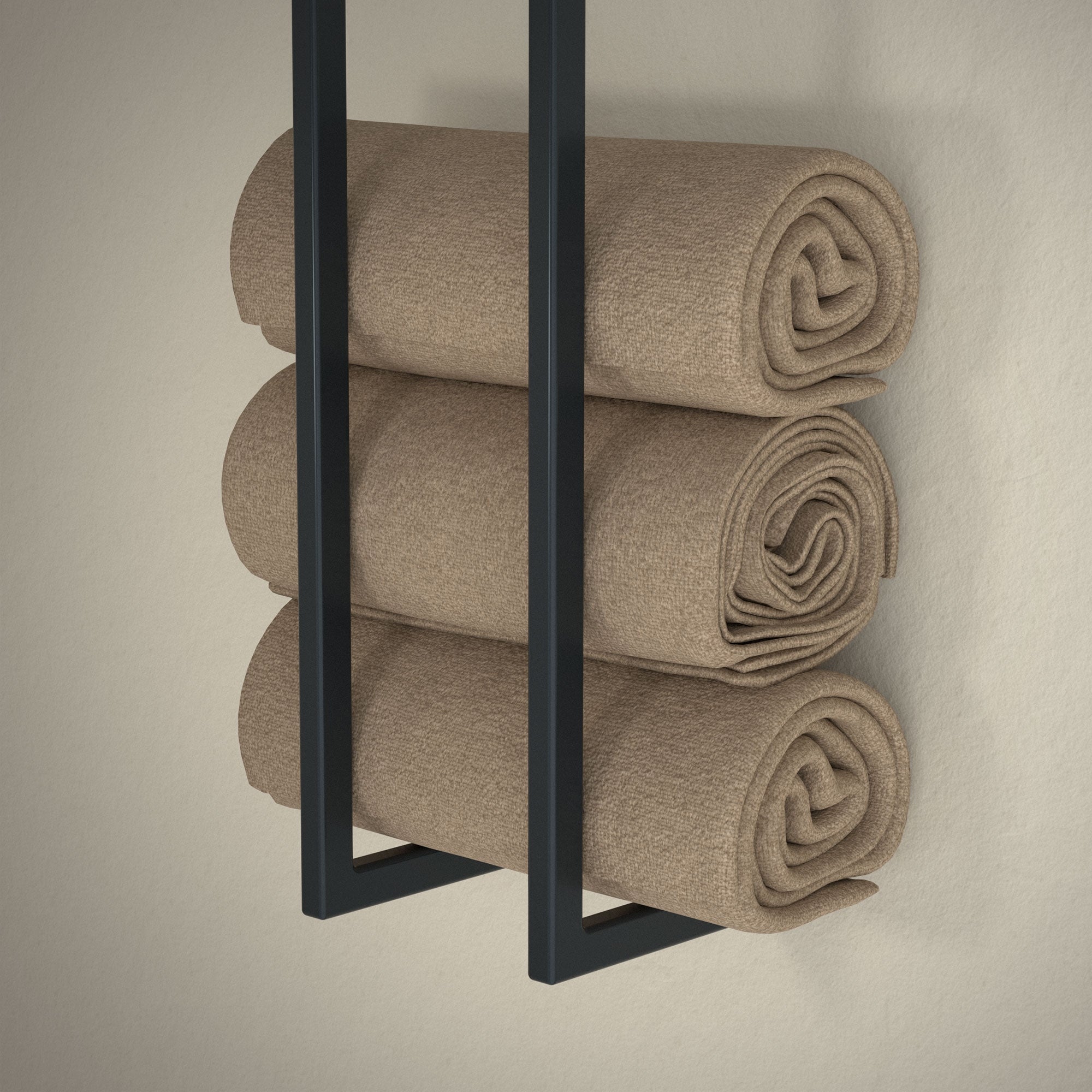 Serviettes empilées dans un porte-serviettes sur un mur.