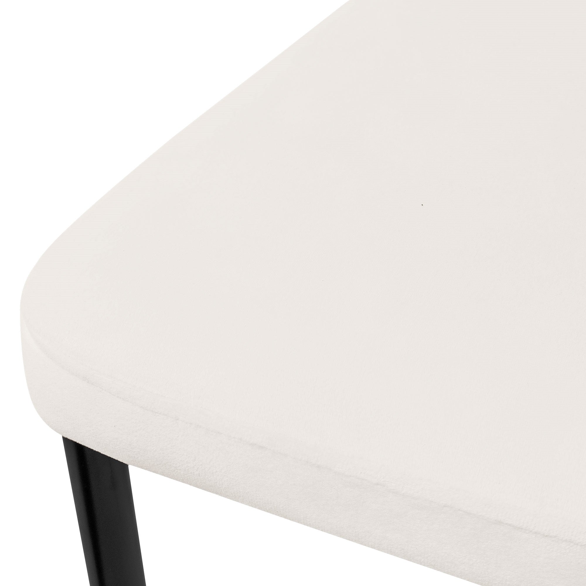 Primer plano del asiento de una silla beige con superficie acolchada.