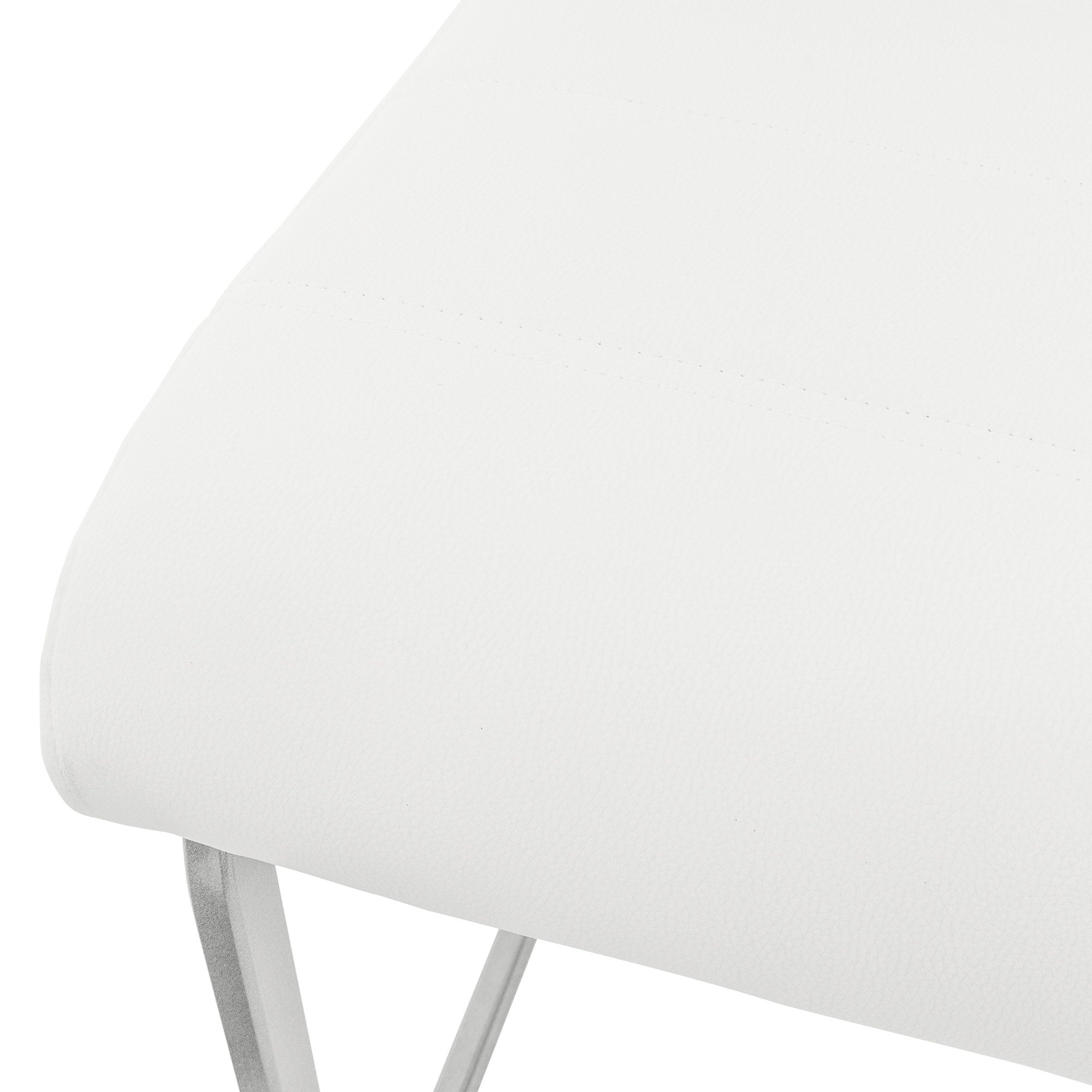 Close-up van een witte stoffering met gestikte lijnen.