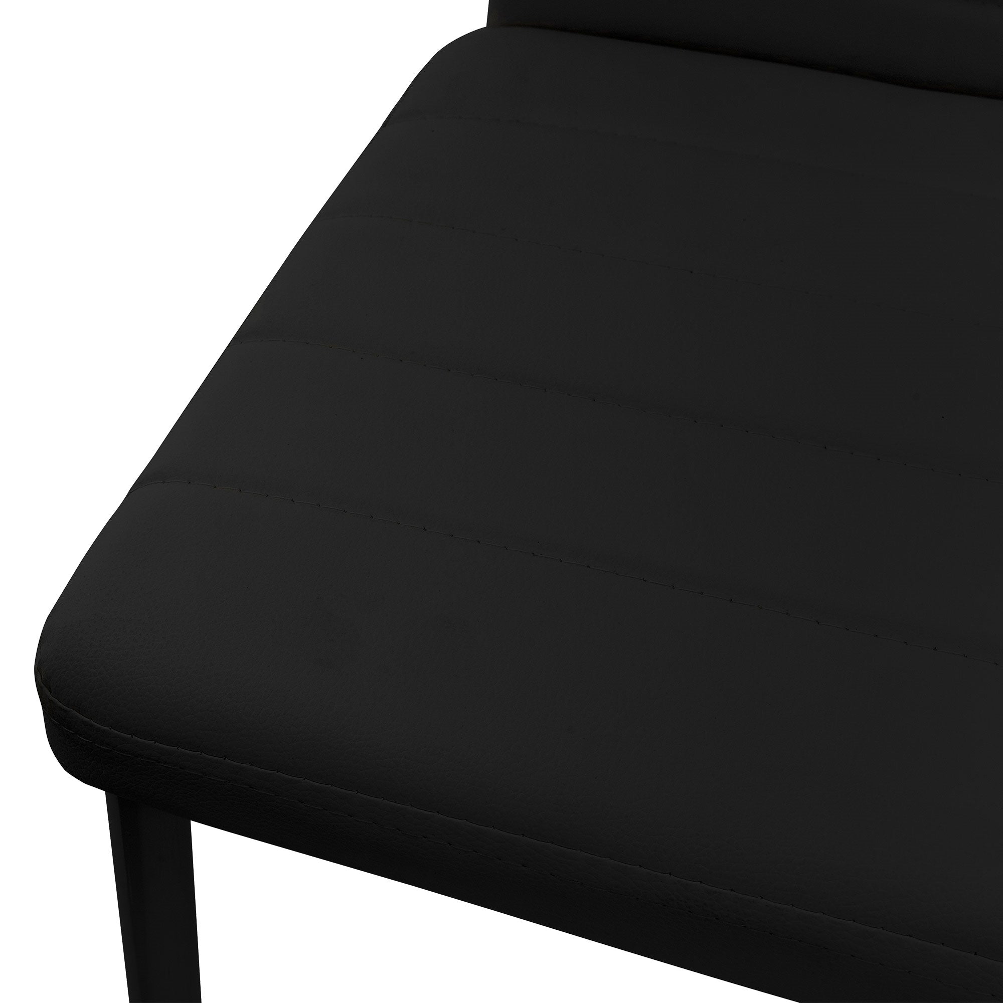 Asiento de silla negra con diseño acolchado sobre un fondo blanco.