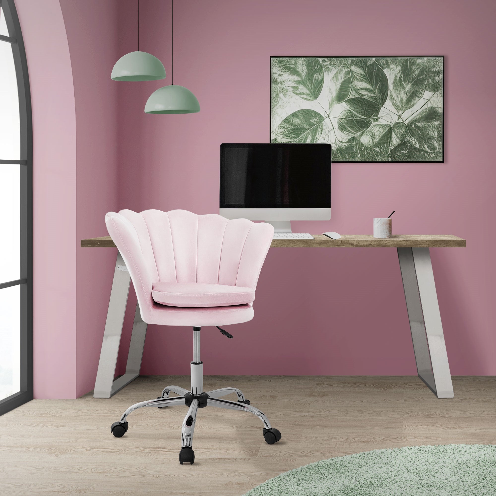 Chaise de bureau rose devant un bureau dans une pièce rose avec une image de plantes.