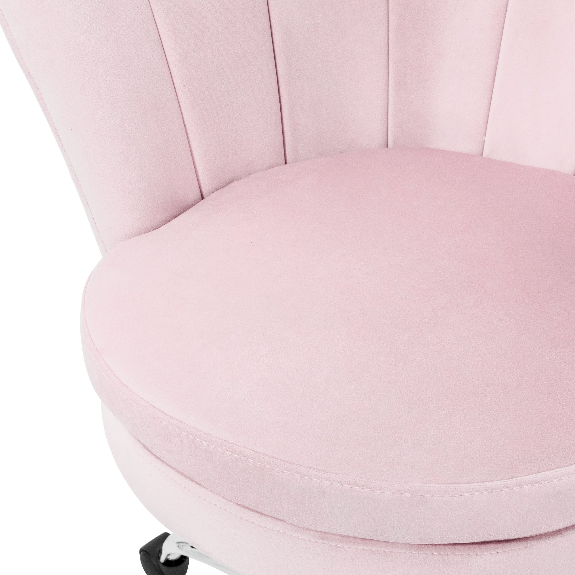 Chaise rose rembourrée avec un siège rond et des plis verticaux.