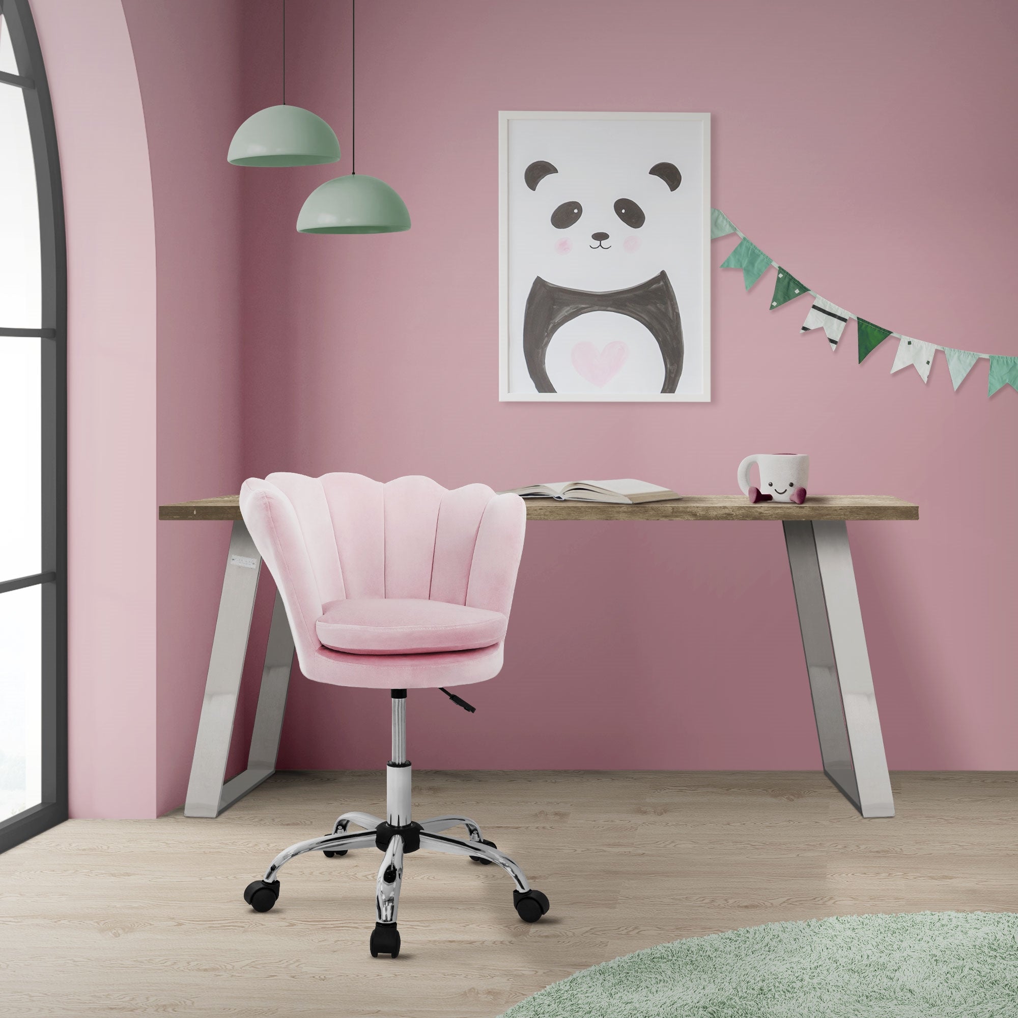 Hellrosa Bürostuhl in einem Raum mit rosa Wänden und einem Panda-Bild.