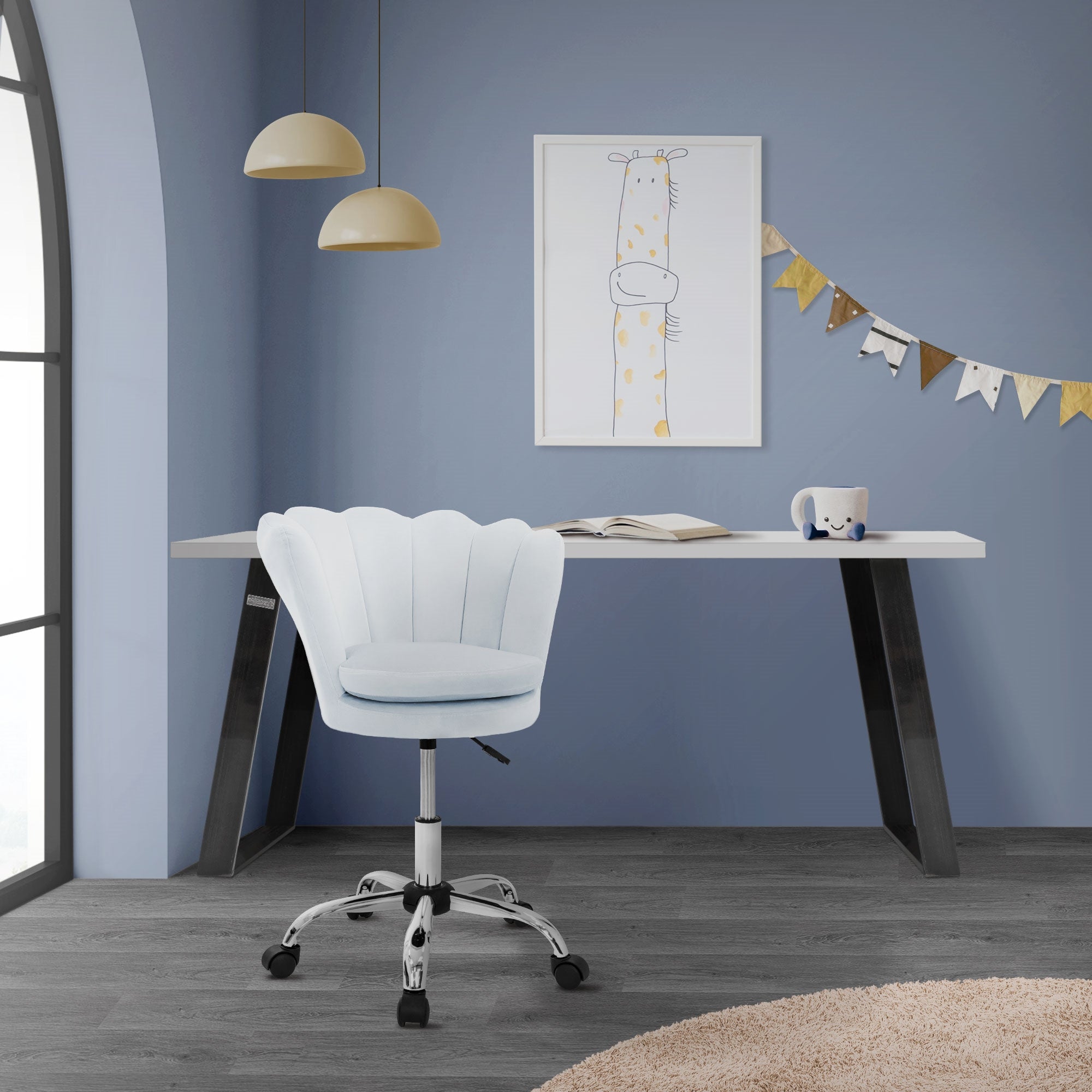 Büro mit hellblauem Stuhl, Tisch und Wanddekoration.