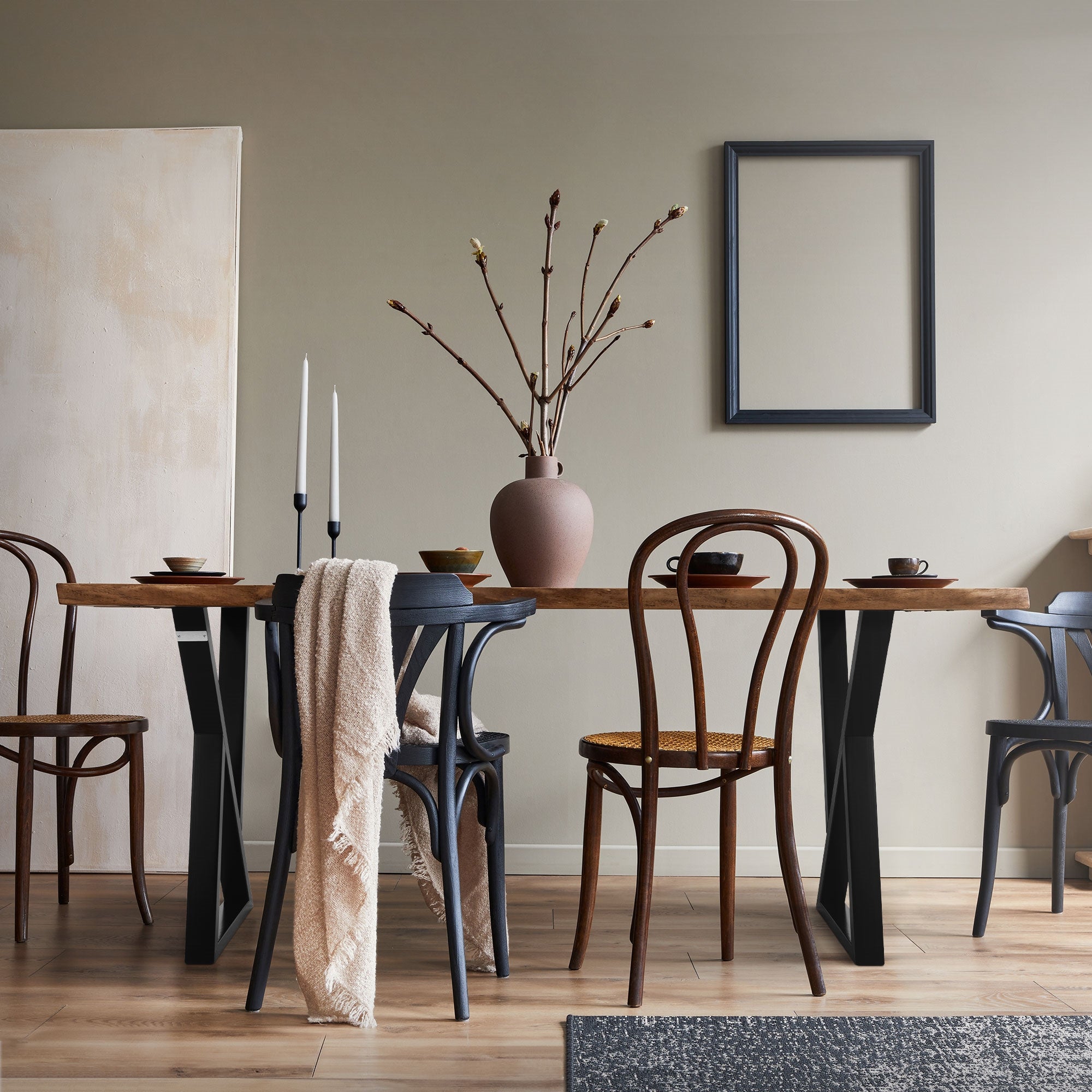 Essbereich mit Tisch, Stühlen und einer Vase auf einem Holzboden.
