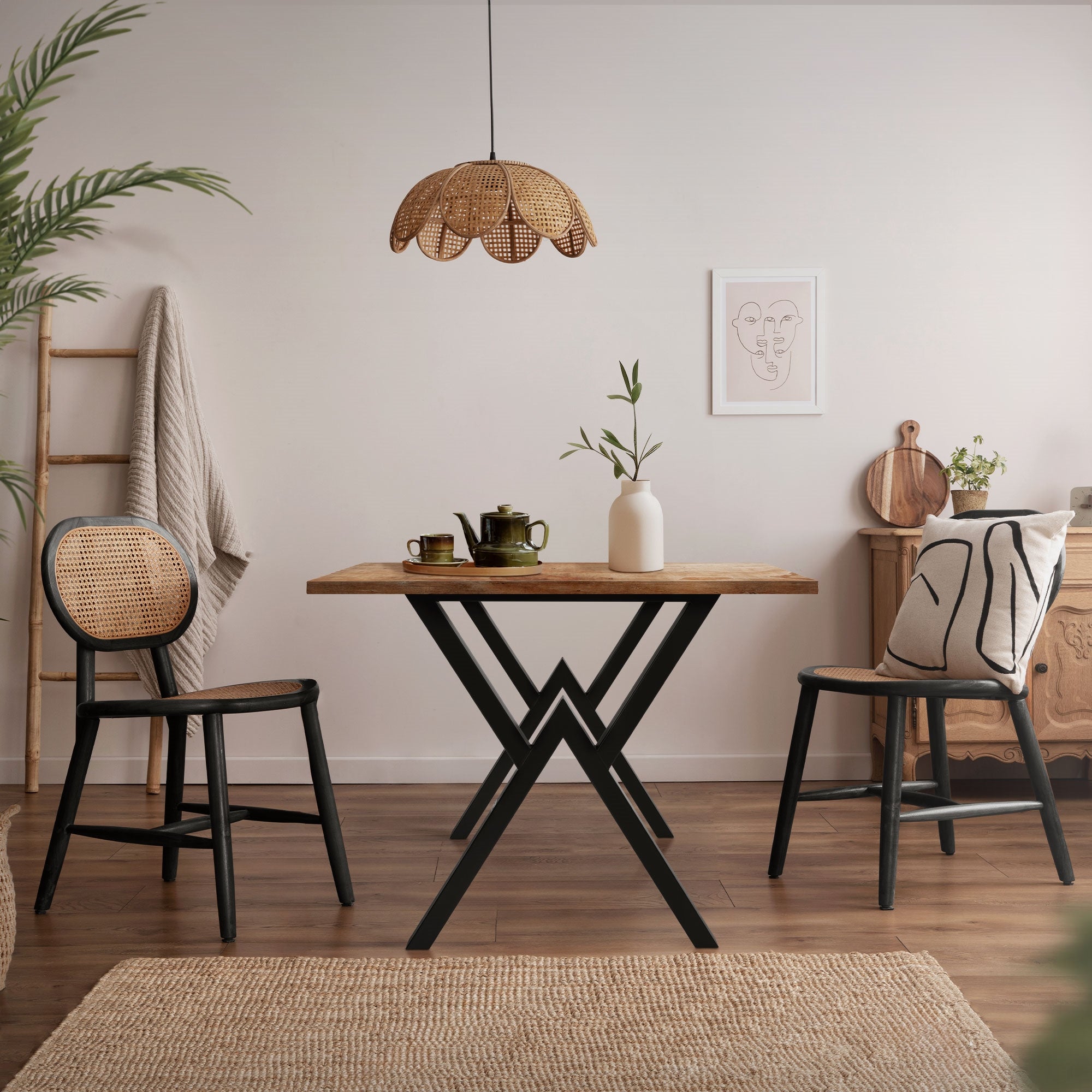 Zona pranzo con tavolo, sedie e decorazioni in una stanza luminosa.