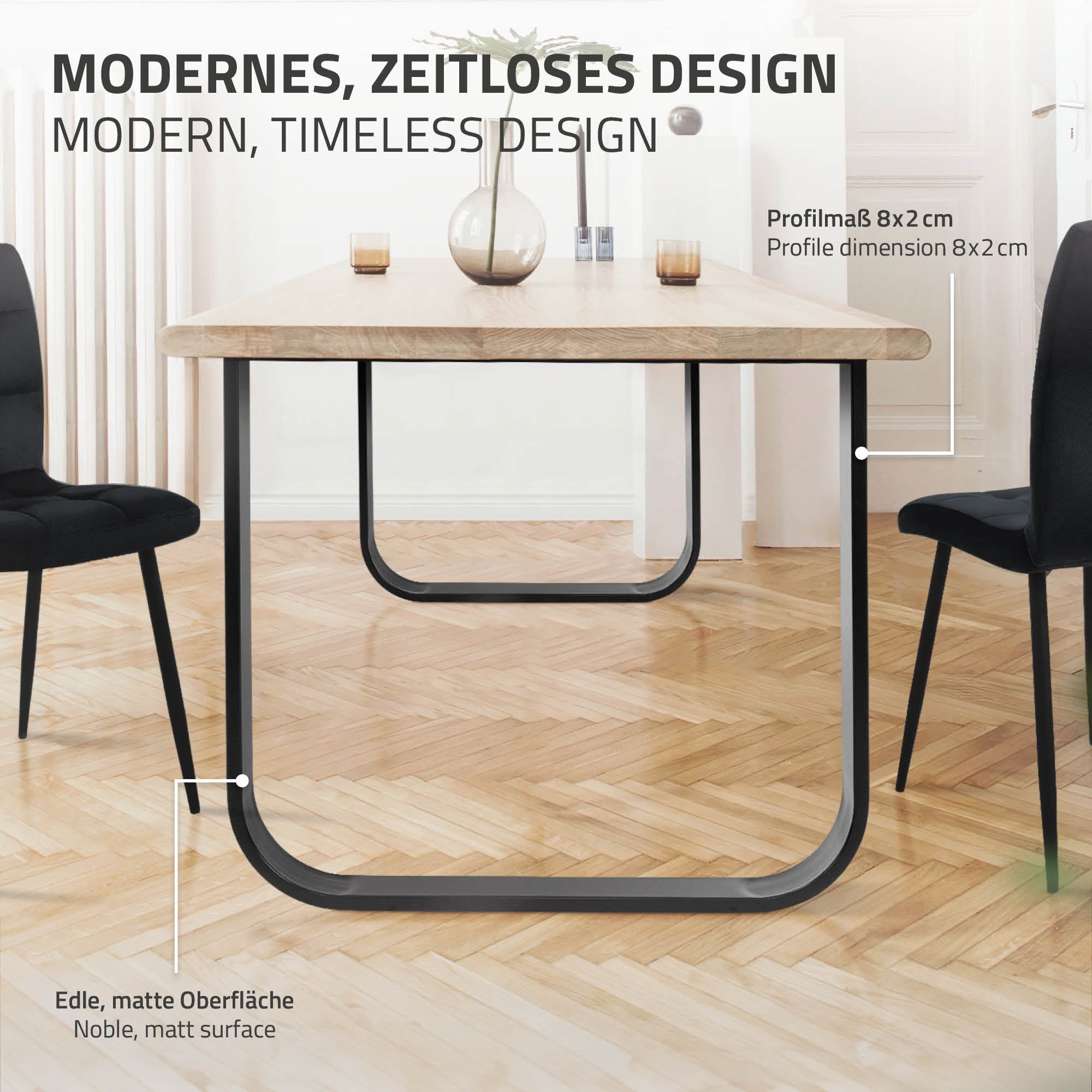 Table en bois avec un cadre noir, deux chaises et une tasse de café sur la table.