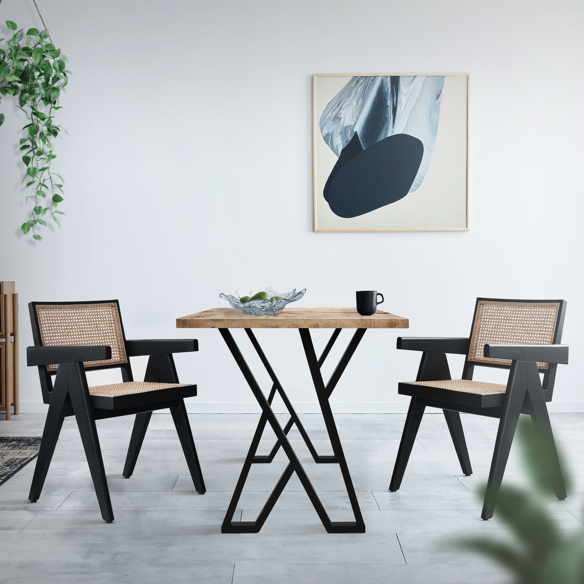 Egy étkezési terület asztallal és két székkel egy modern szobában.