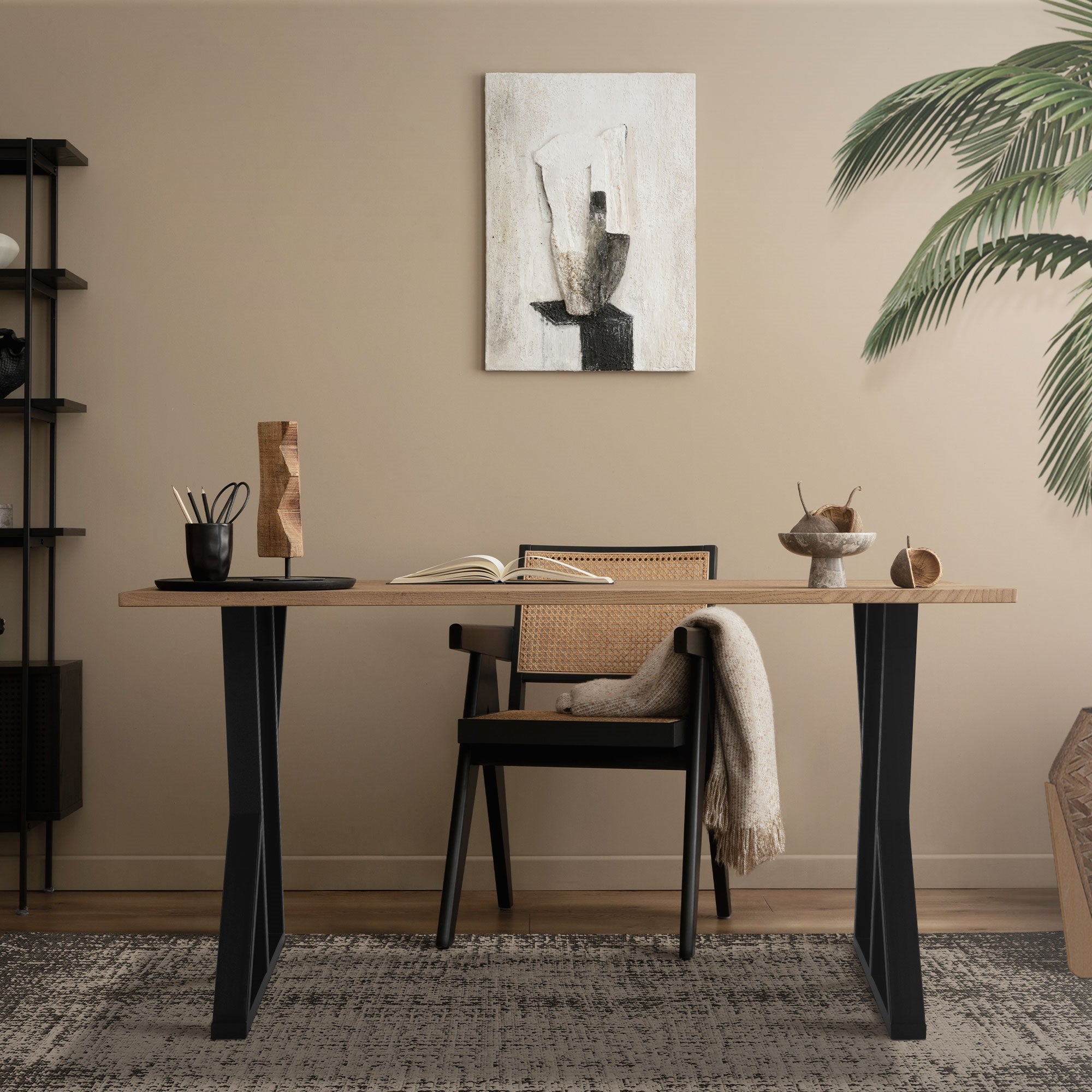 Et moderne bord med stol i et rum, dekoreret med planter og kunst.