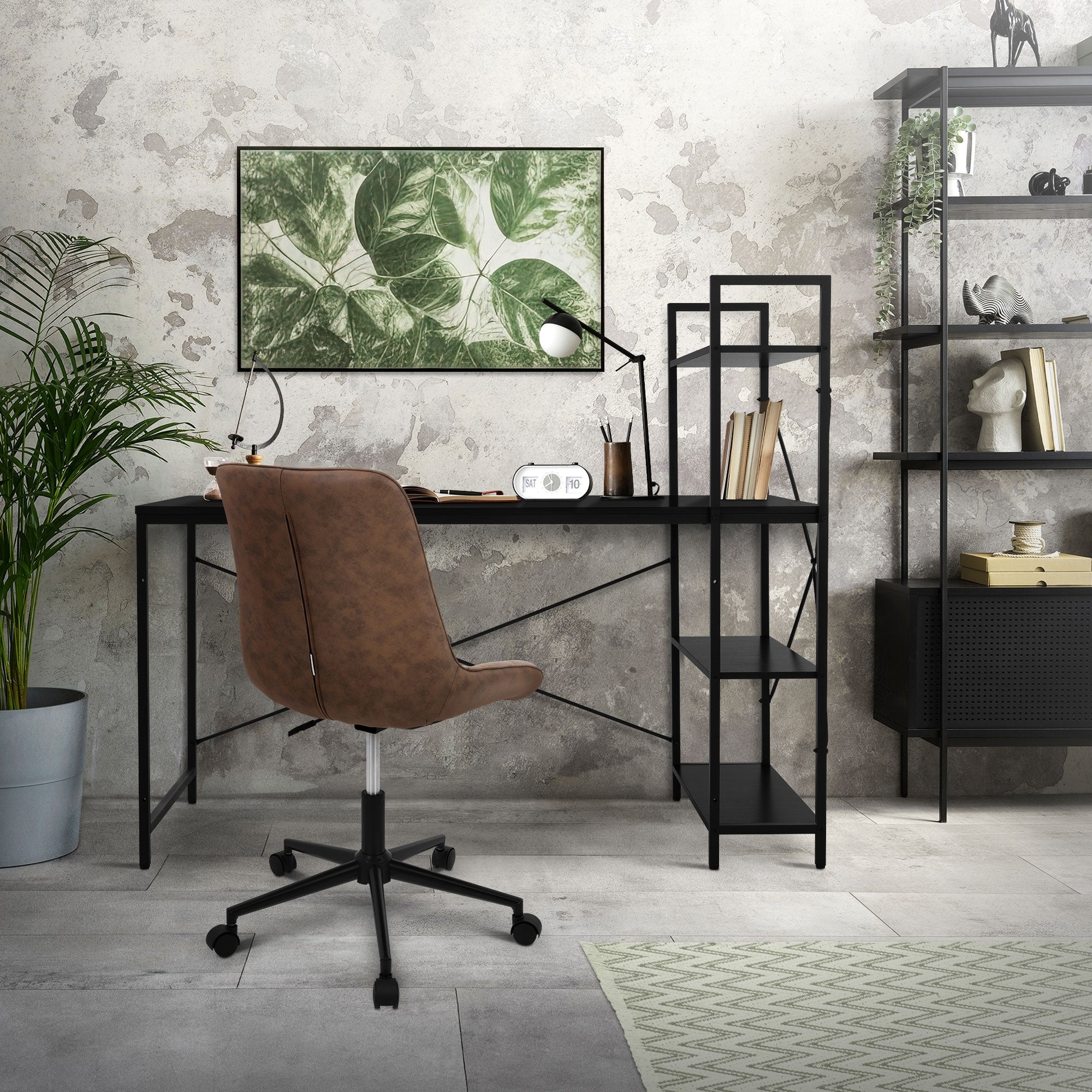 Et moderne arbejdsplads med et skrivebord, stol og planter i et rum.