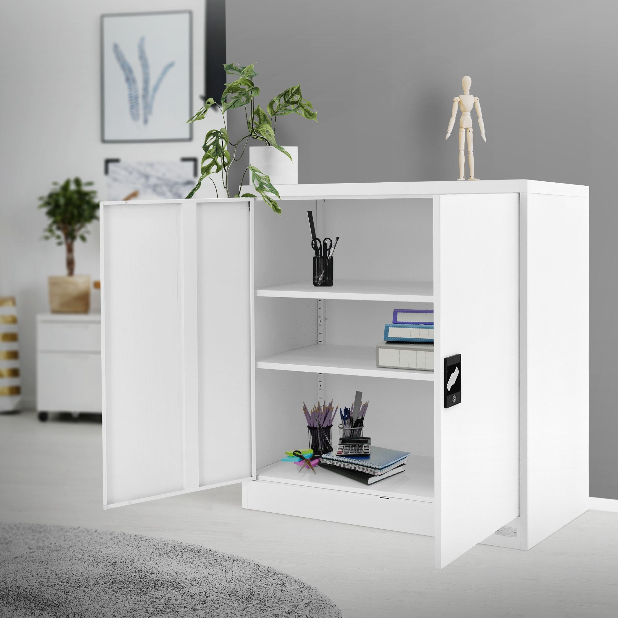 Witte kast met open deuren, planten en figuren op een tafel in de kamer.